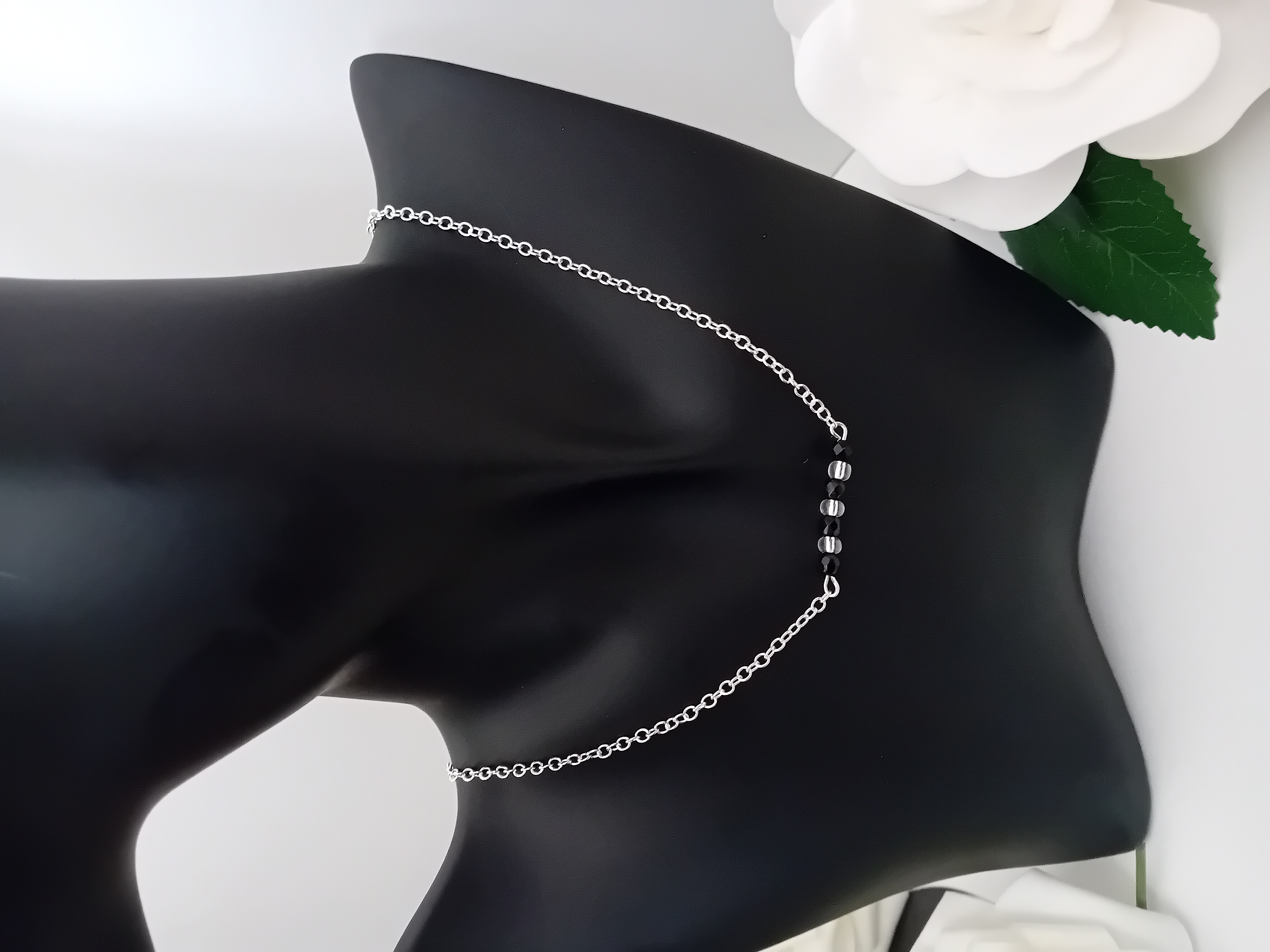 Collier élégant en argent avec une chaîne fine et des perles noires et perles cristales