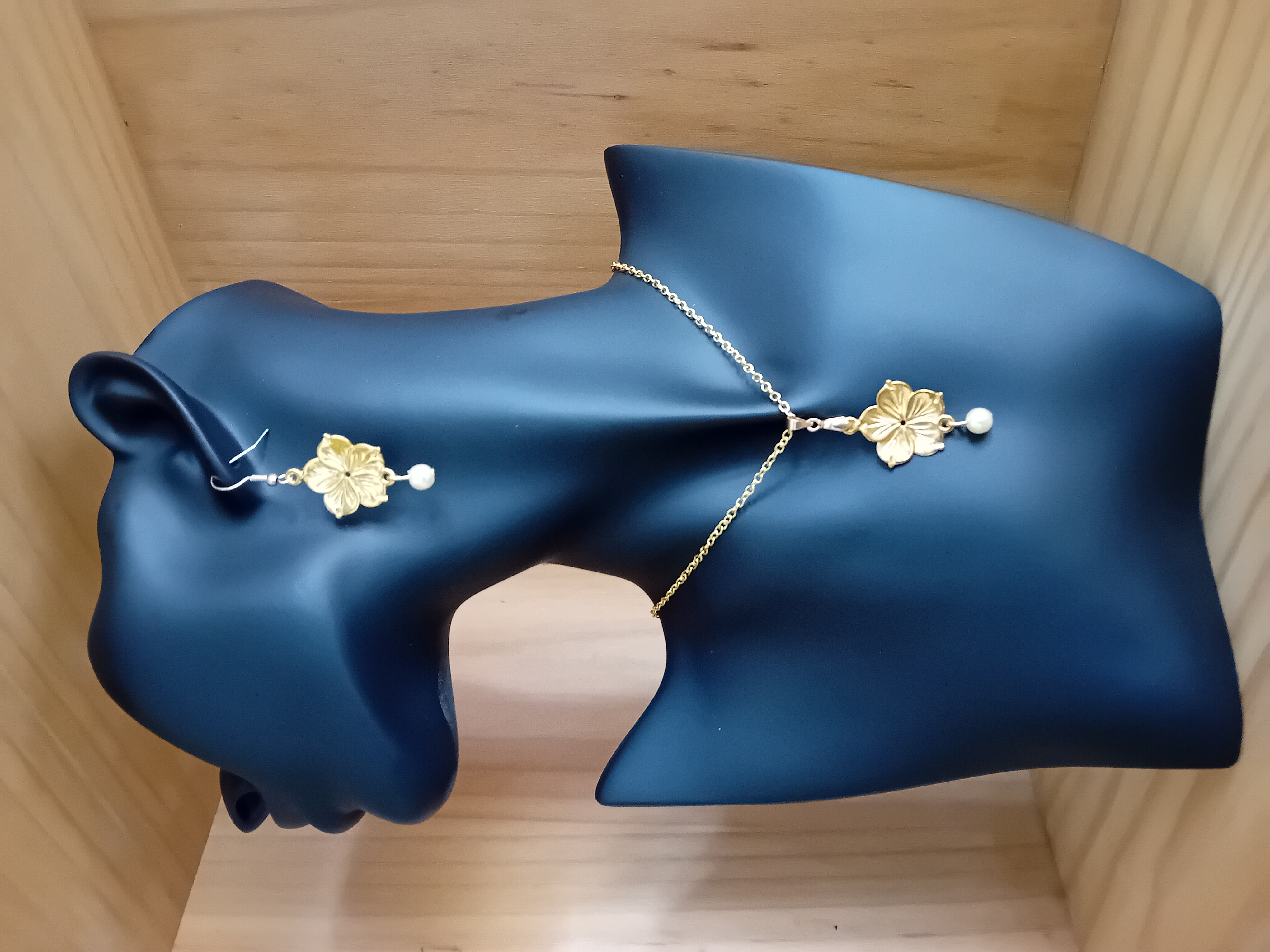 Parure florale dorée et perle. Bijou élégant et raffiné