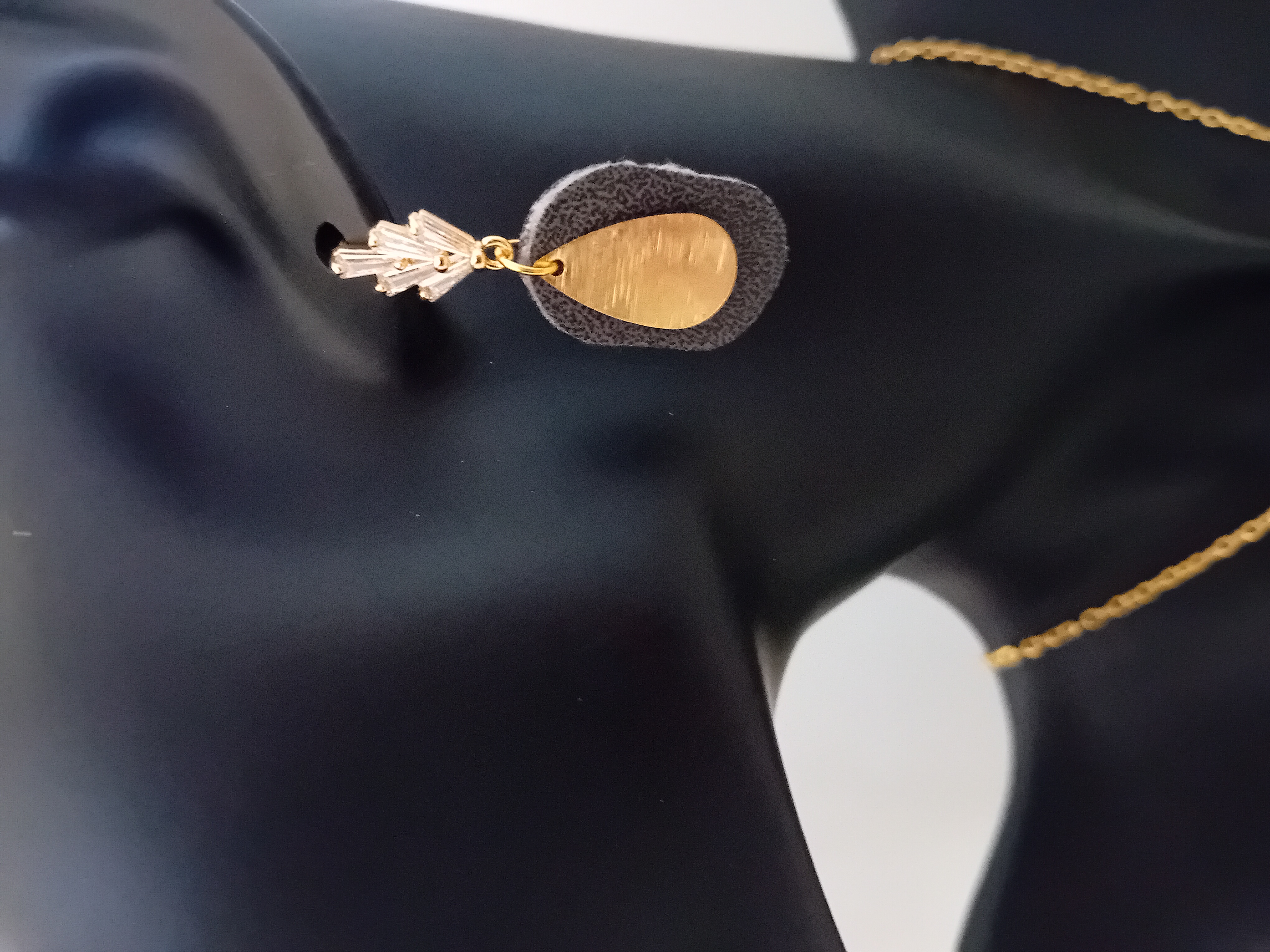 Boucles d'oreilles en or avec pendentif en cuir tout en élégance et style pour toutes les occasions.