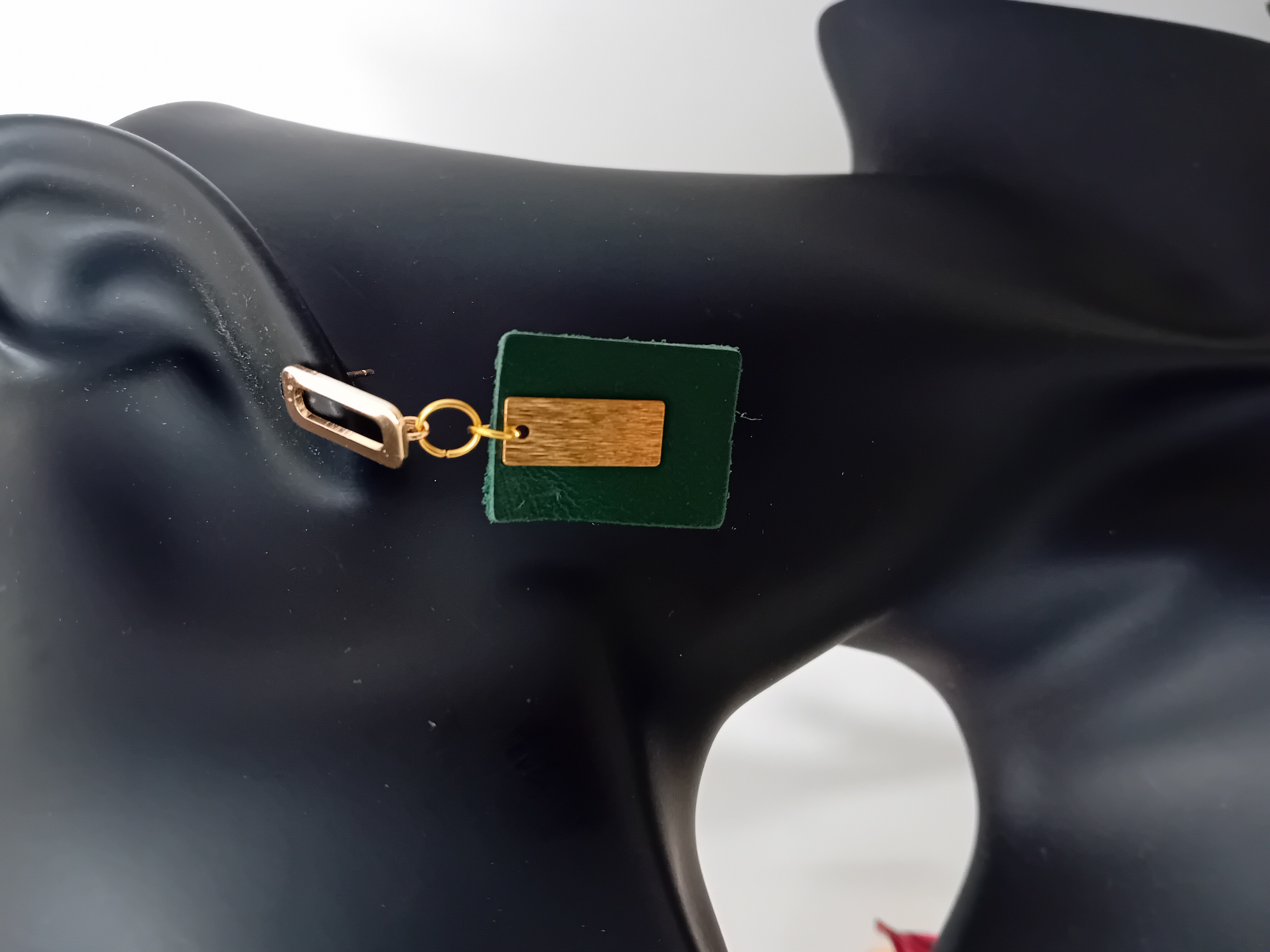 Boucles d'oreilles rectangles en cuir vert foncé et métal doré