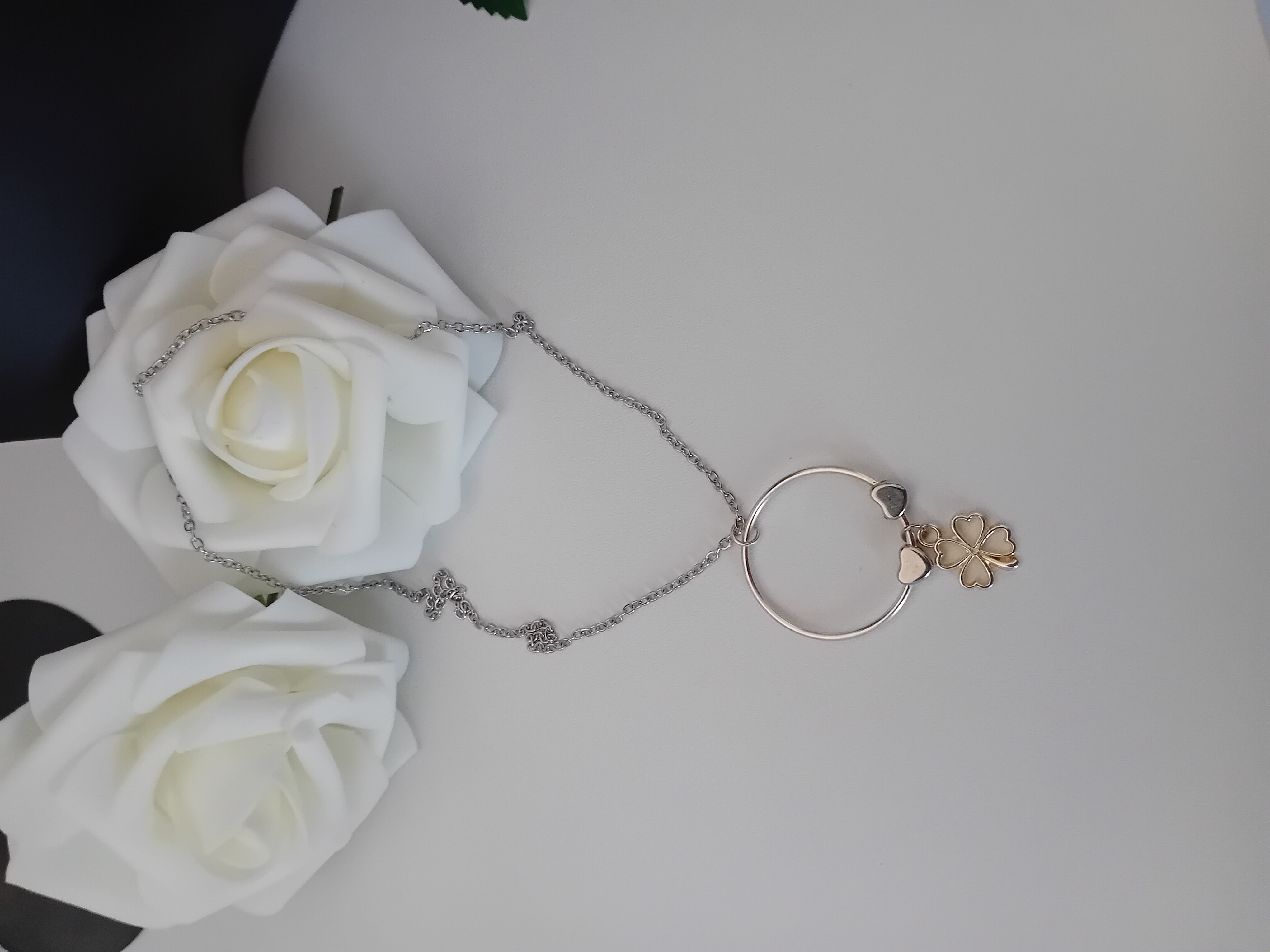 Ensemble boucle d'oreille et collier : fleur en trèfle suspendue à son anneau