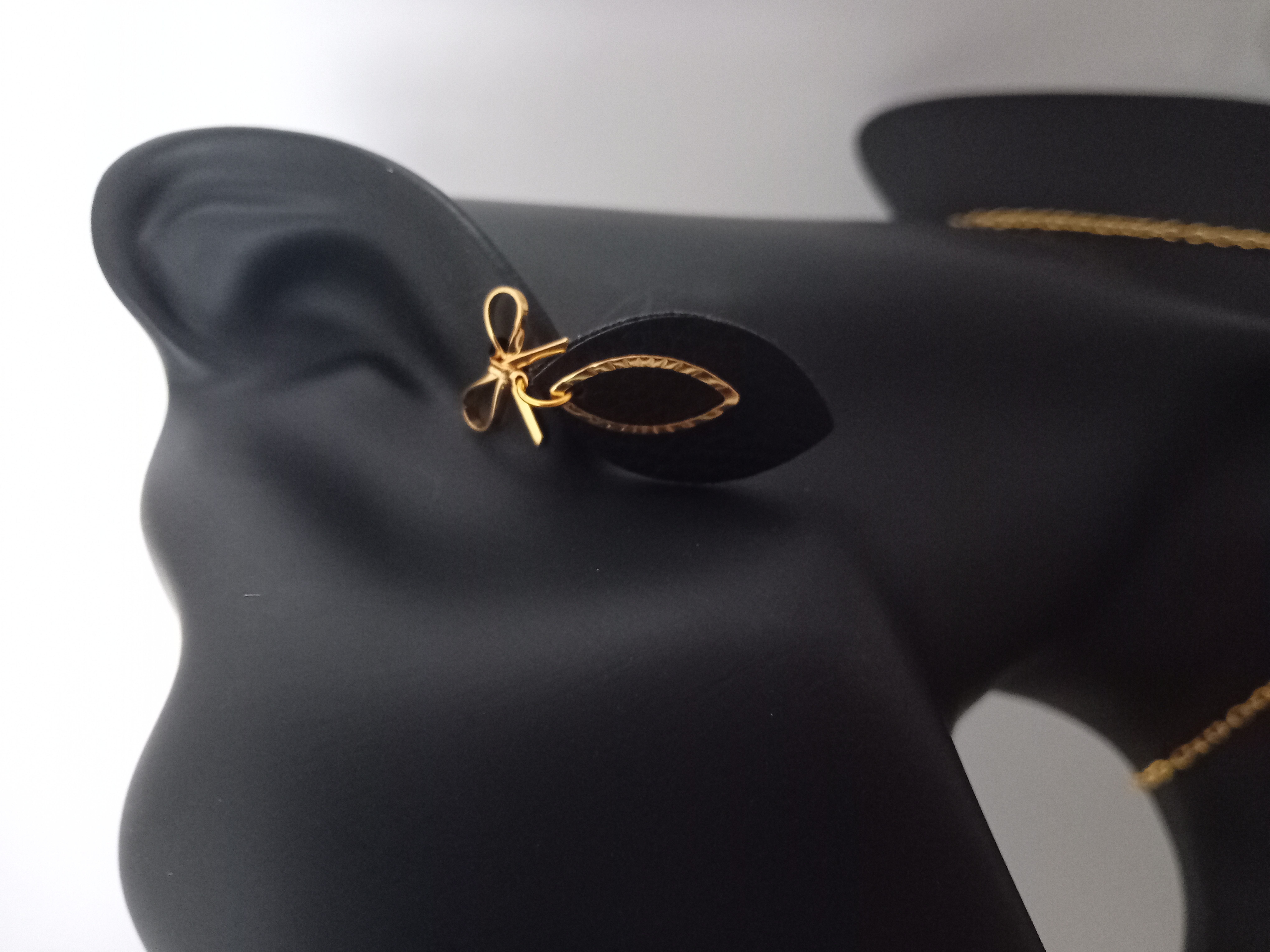 Boucles d'oreilles en forme de nœud. Bijou élégant en doré pour sublimer vos oreilles.