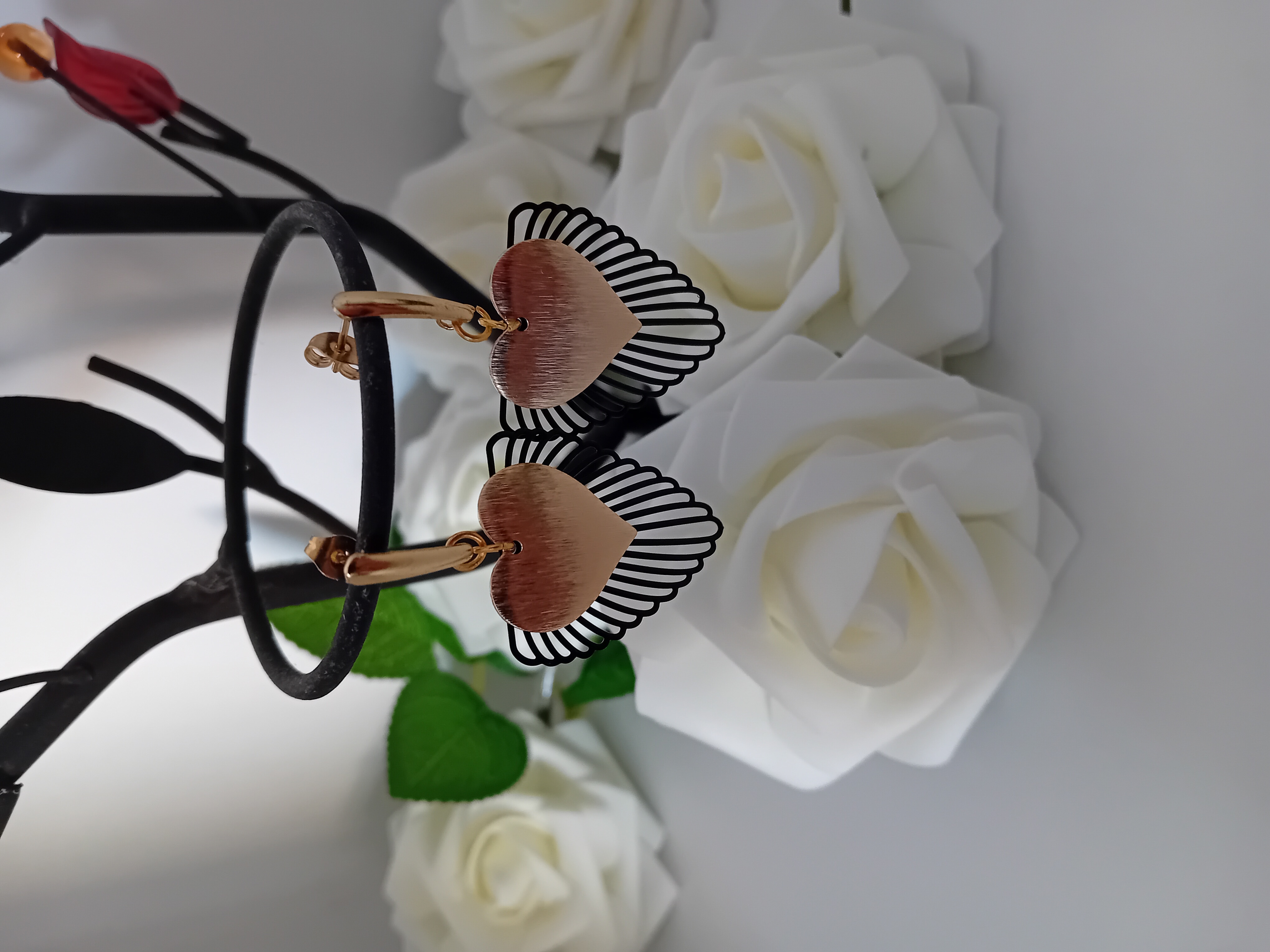 Boucles d'oreilles en filigrane noir aile d'oiseau et un design en forme de cœur dorée plaque or 24k.