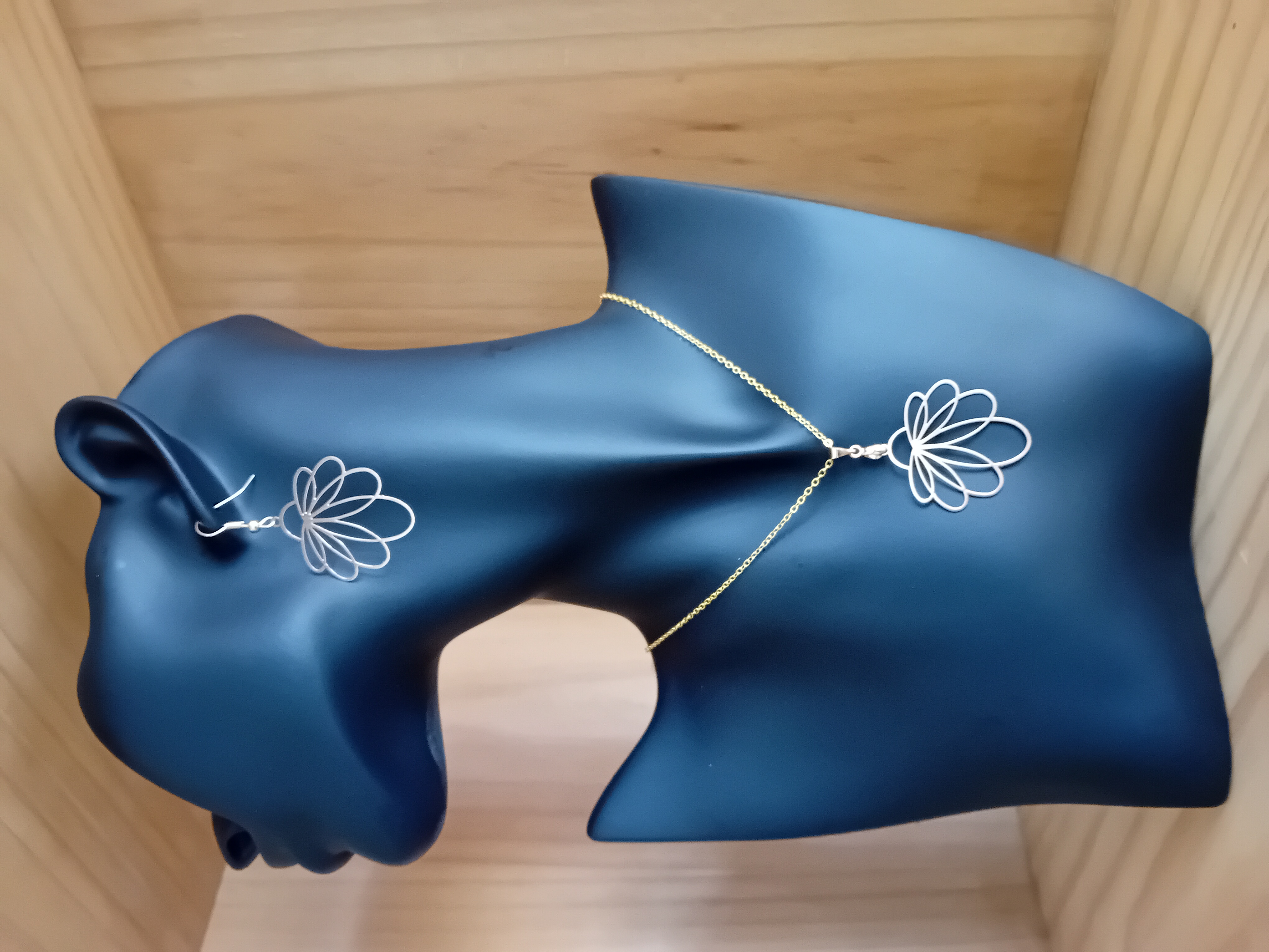 Ensemble collier et boucle d'oreille en filigrane doré en forme de fleur