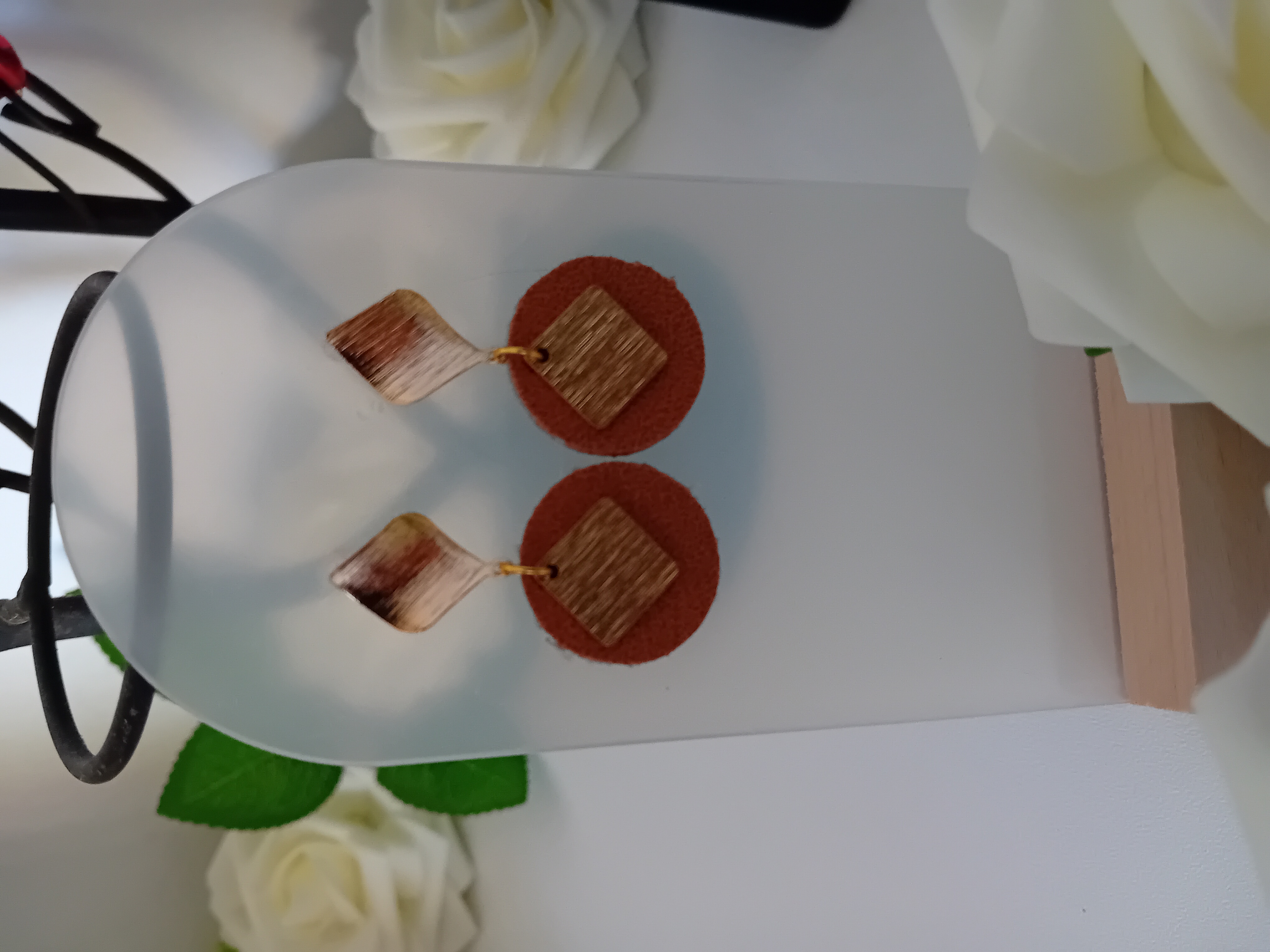 Boucle d’oreille en cuir et métal doré. Accessoire chic.