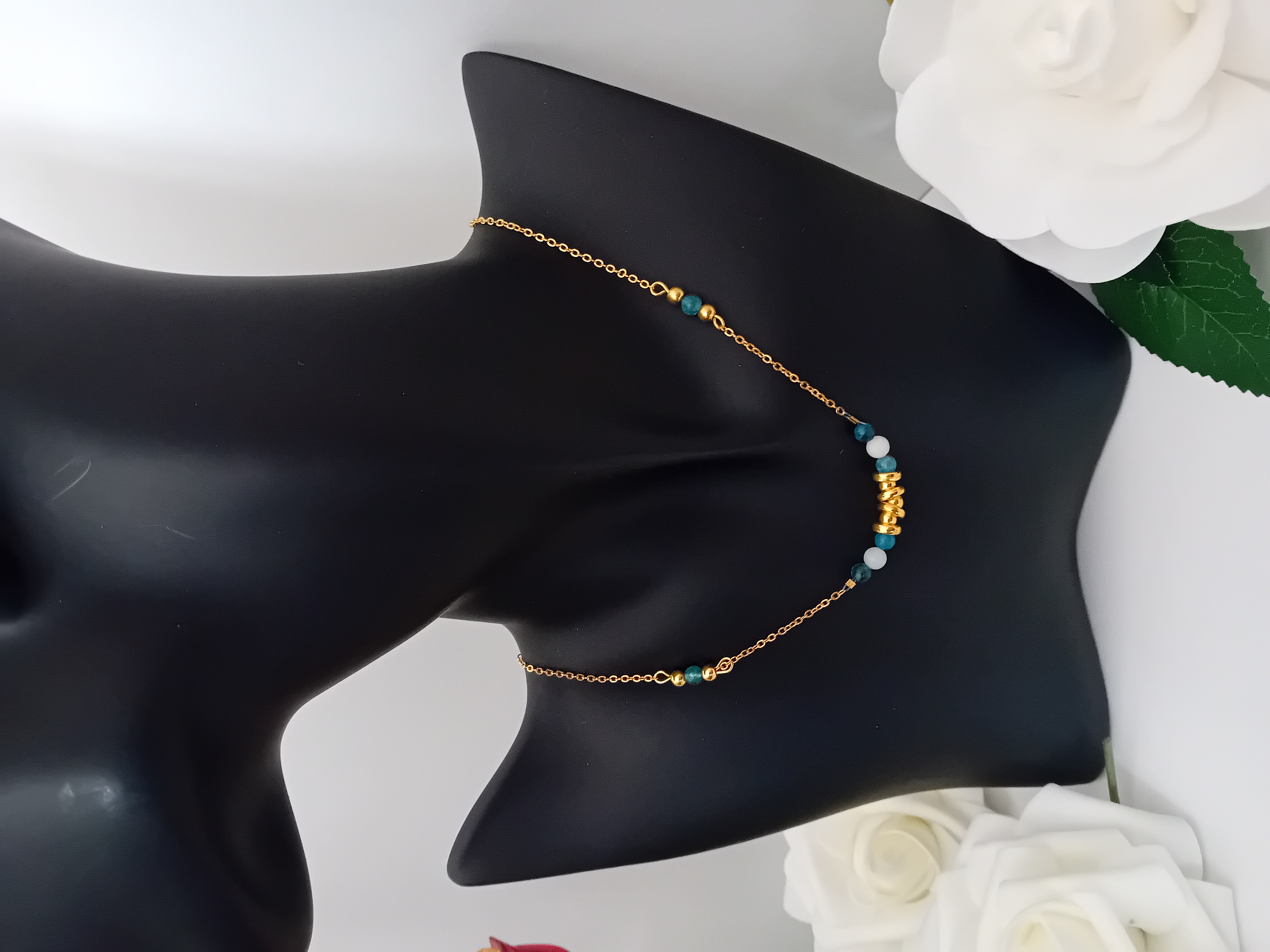 Collier doré avec perles bleues APATITE