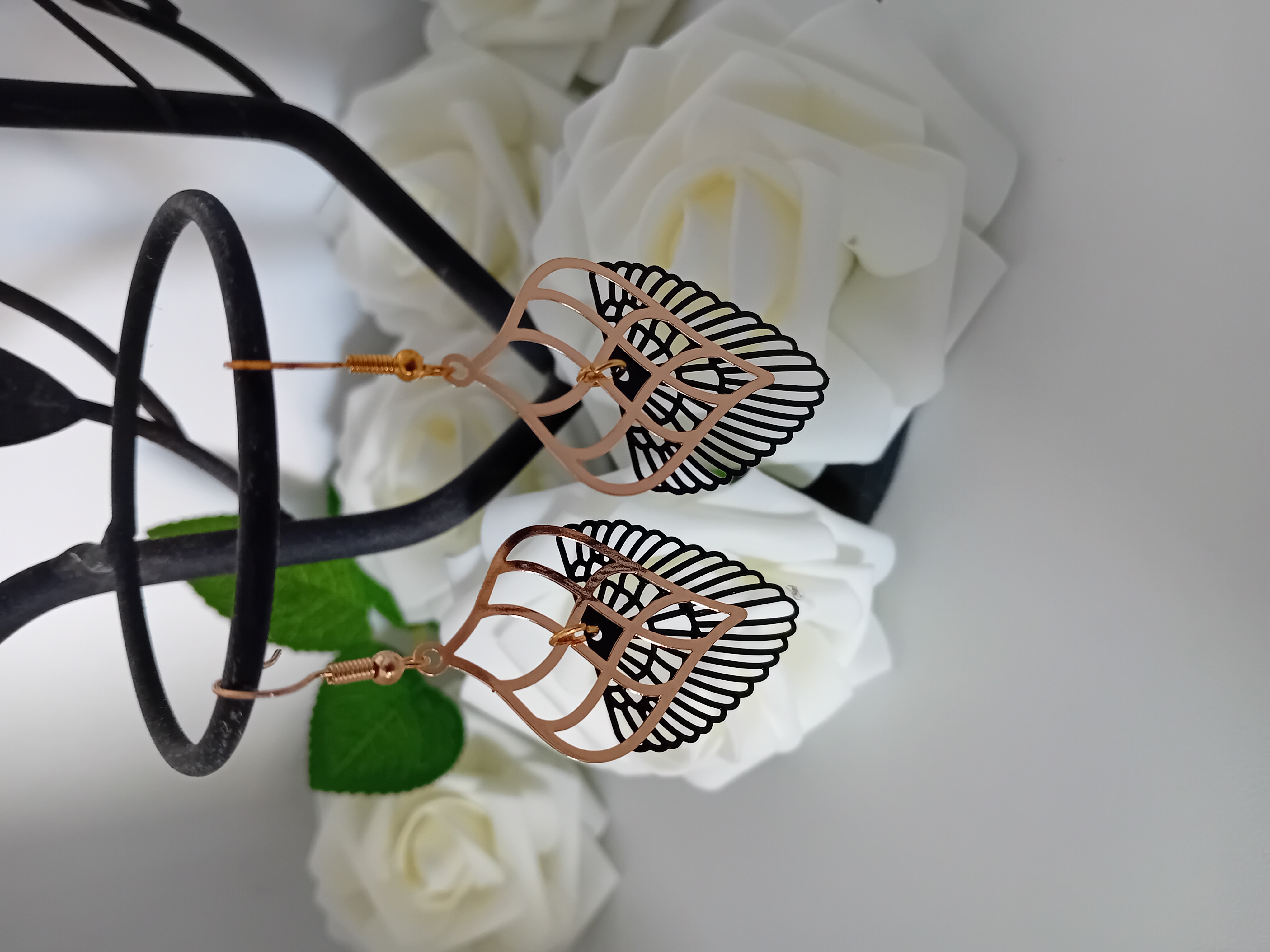 Boucles d'oreilles aile ajourée en filigrane noir et une toupie dorée. Un bijou très raffiné