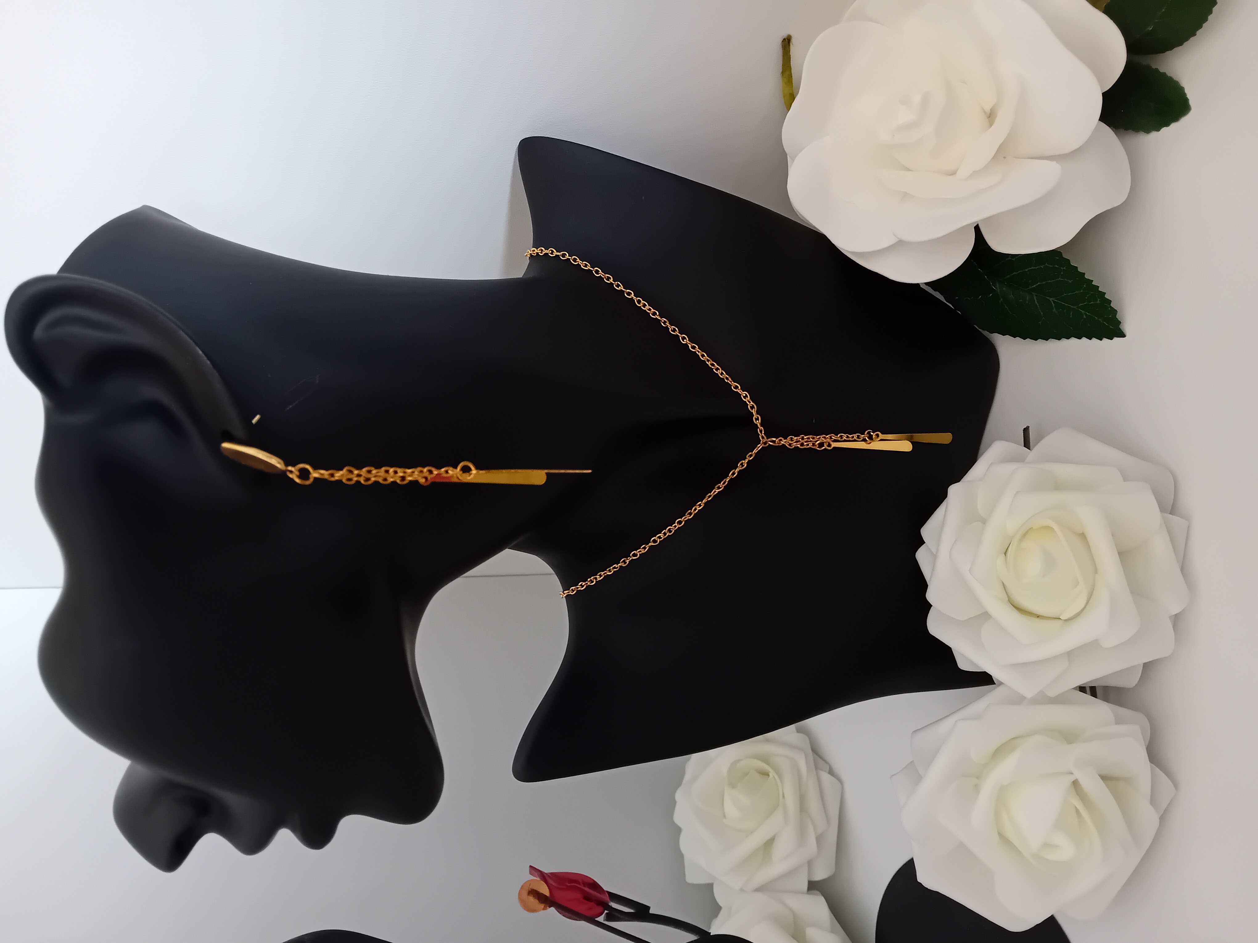 Collier et boucles d'oreilles dorés en forme de gouttes. Elégance intemporelle pour toutes les occasions