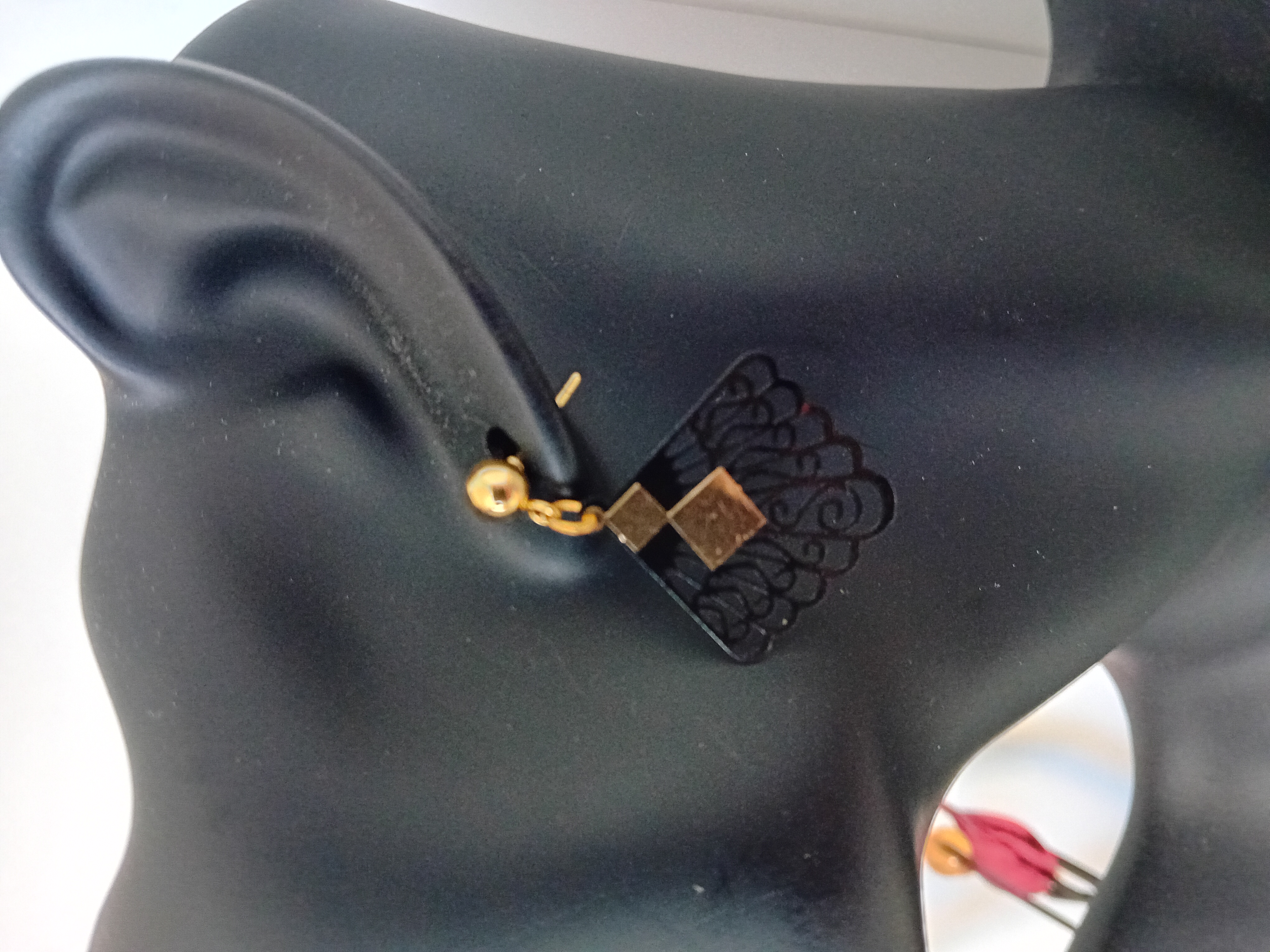 Boucles d'oreilles en dentelle noire avec des losanges accrochés. Elégance et originalité