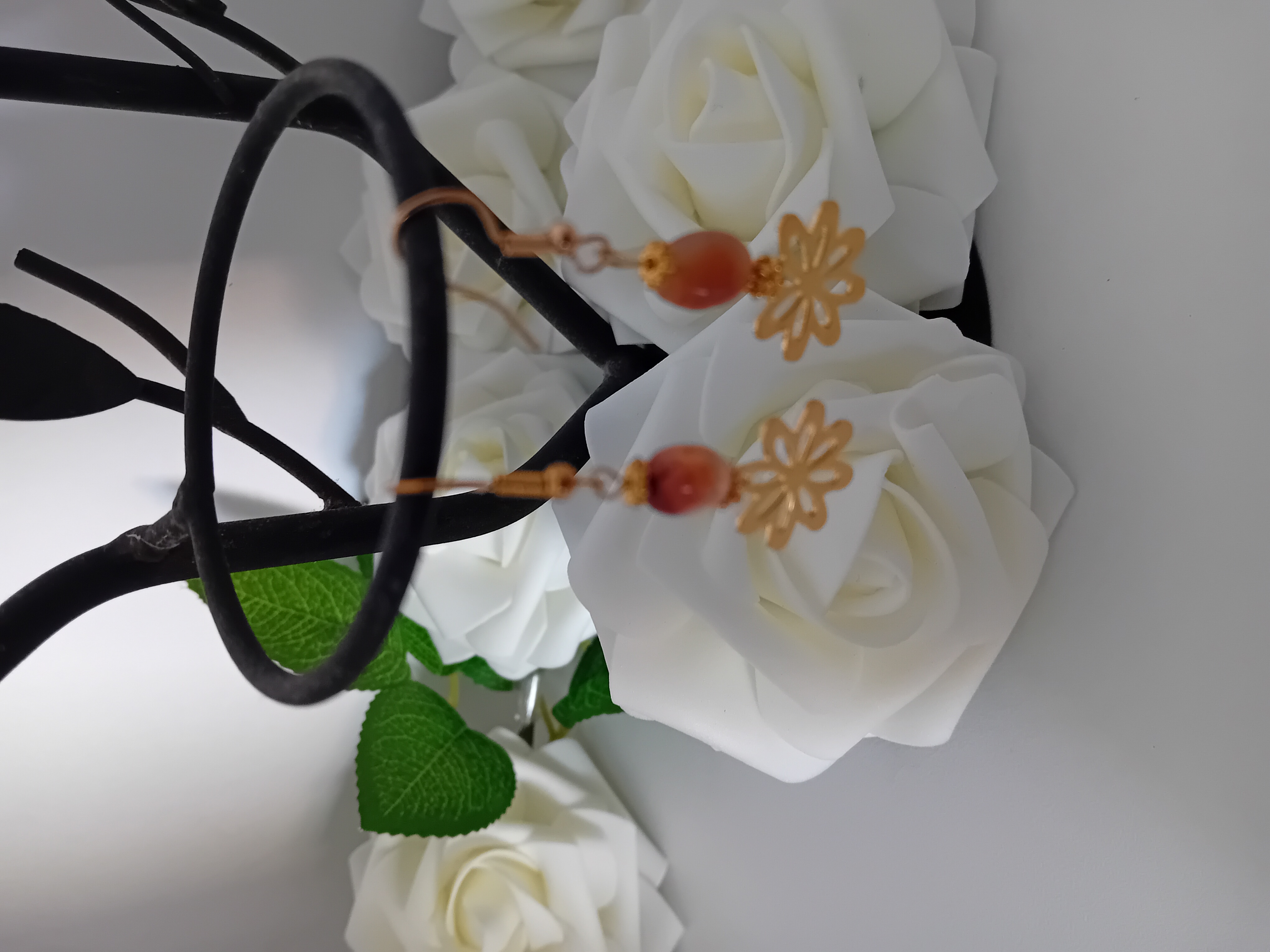 Boucles d’oreilles dorées avec perles orange et fleur dorée