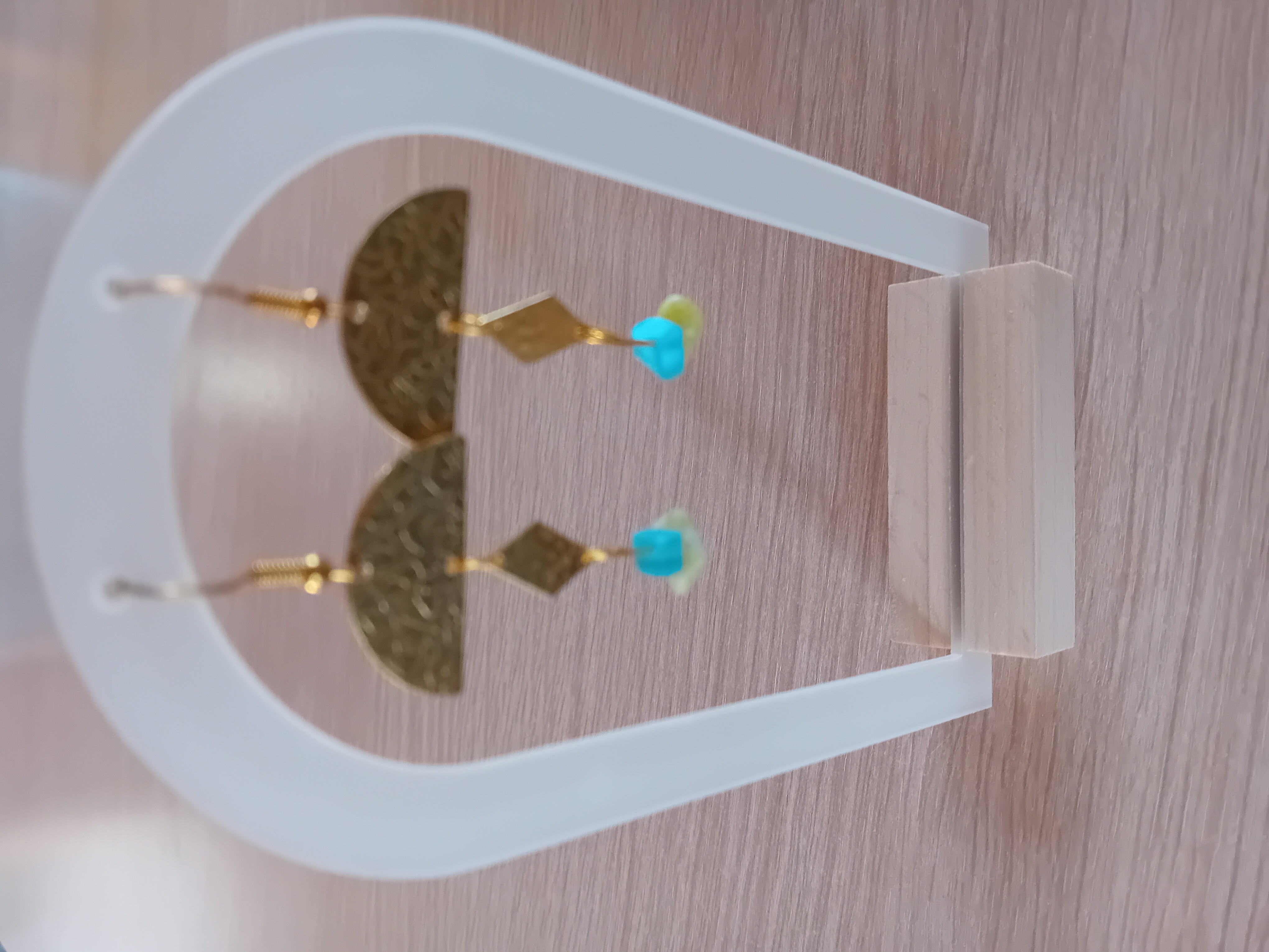 Boucles d’oreilles géométriques dorées. Elégance contemporaine en bleu et jaune