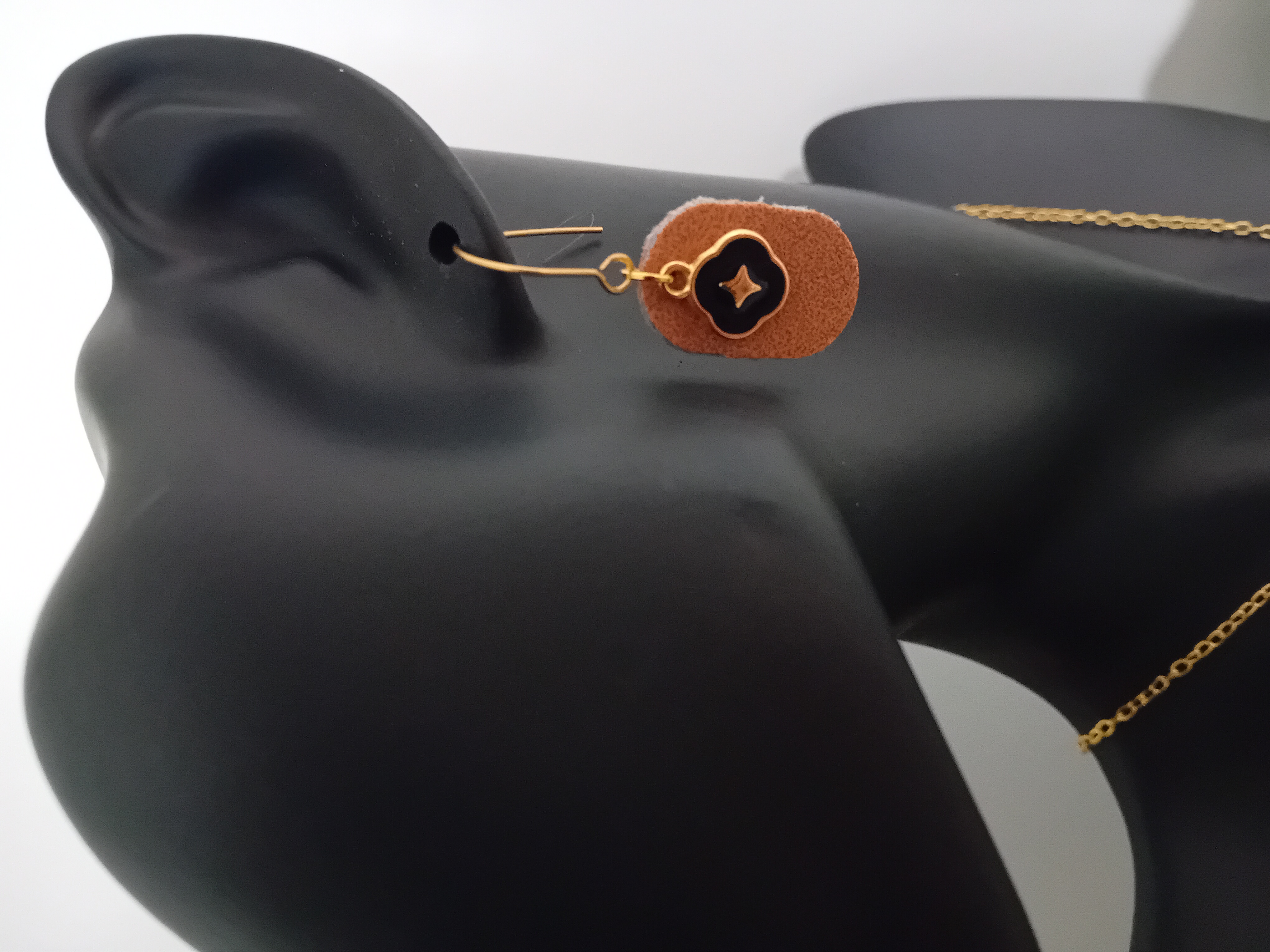 Boucles d'oreilles dorées et cuir marron aspect velours