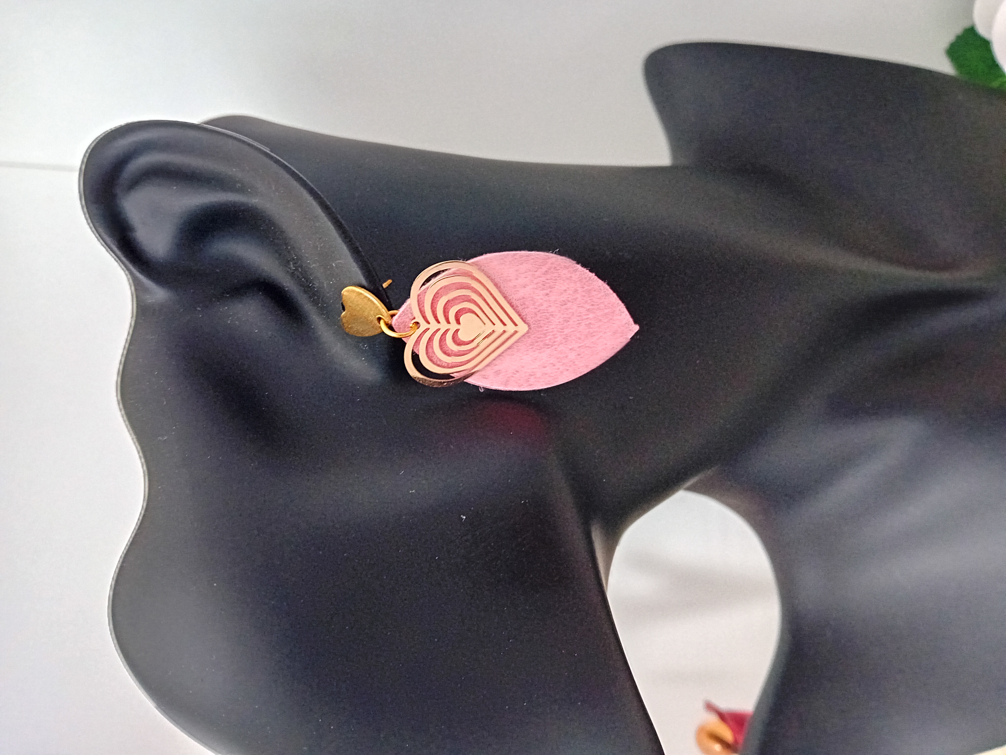 Boucles d'oreilles cœur doré et feuille en cuir rose