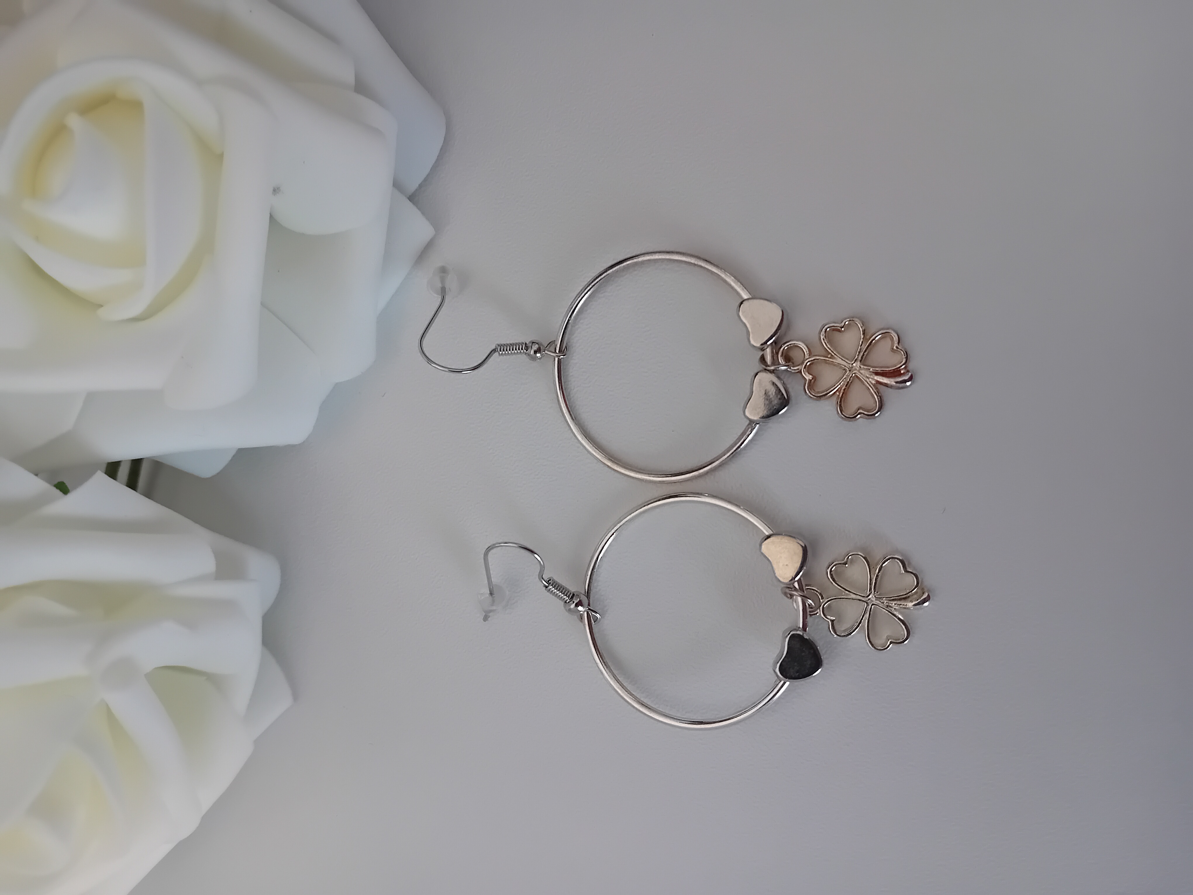 Ensemble boucle d'oreille et collier : fleur en trèfle suspendue à son anneau