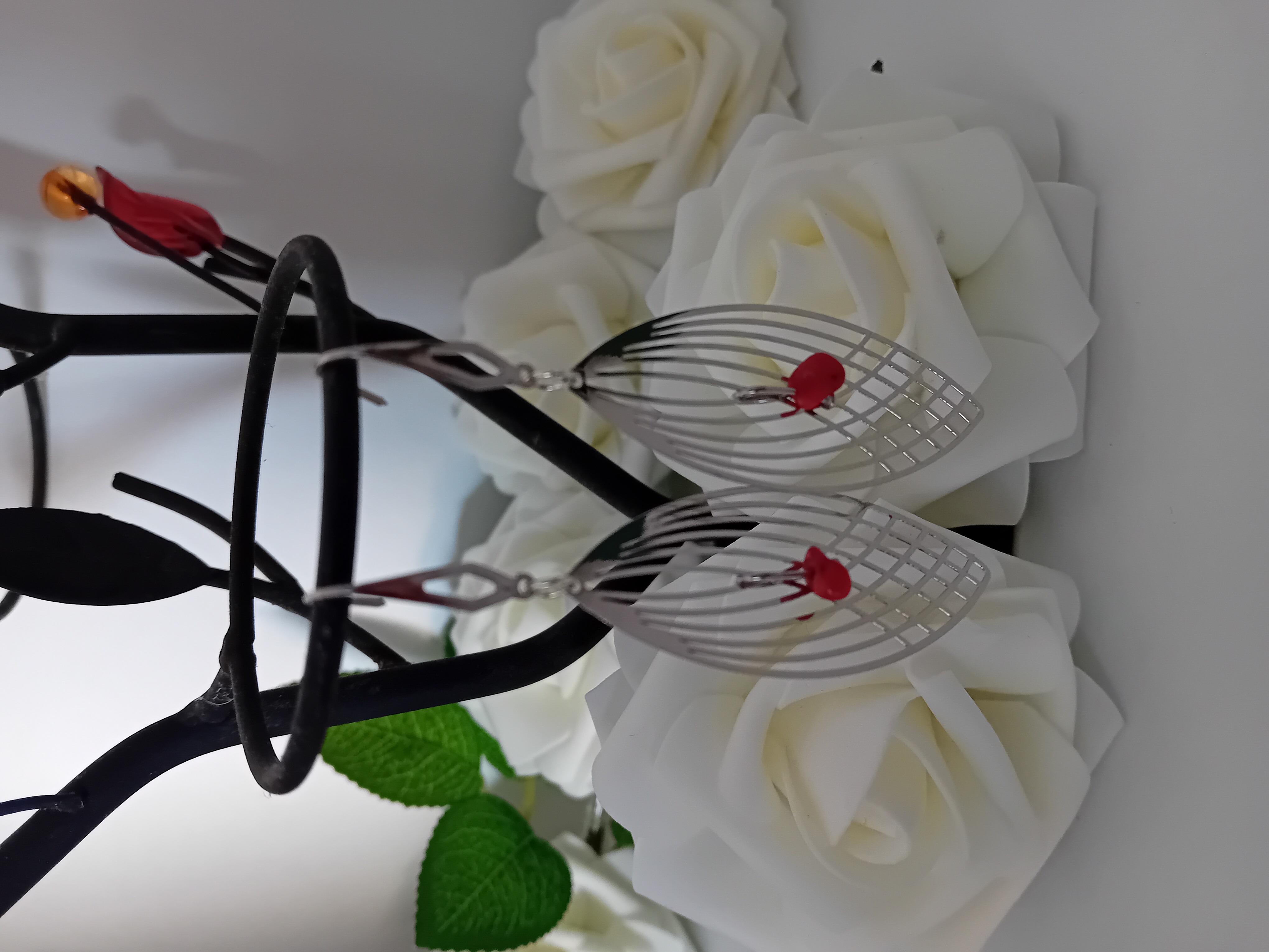 Boucles d'oreilles en métal argenté et une perle rouge