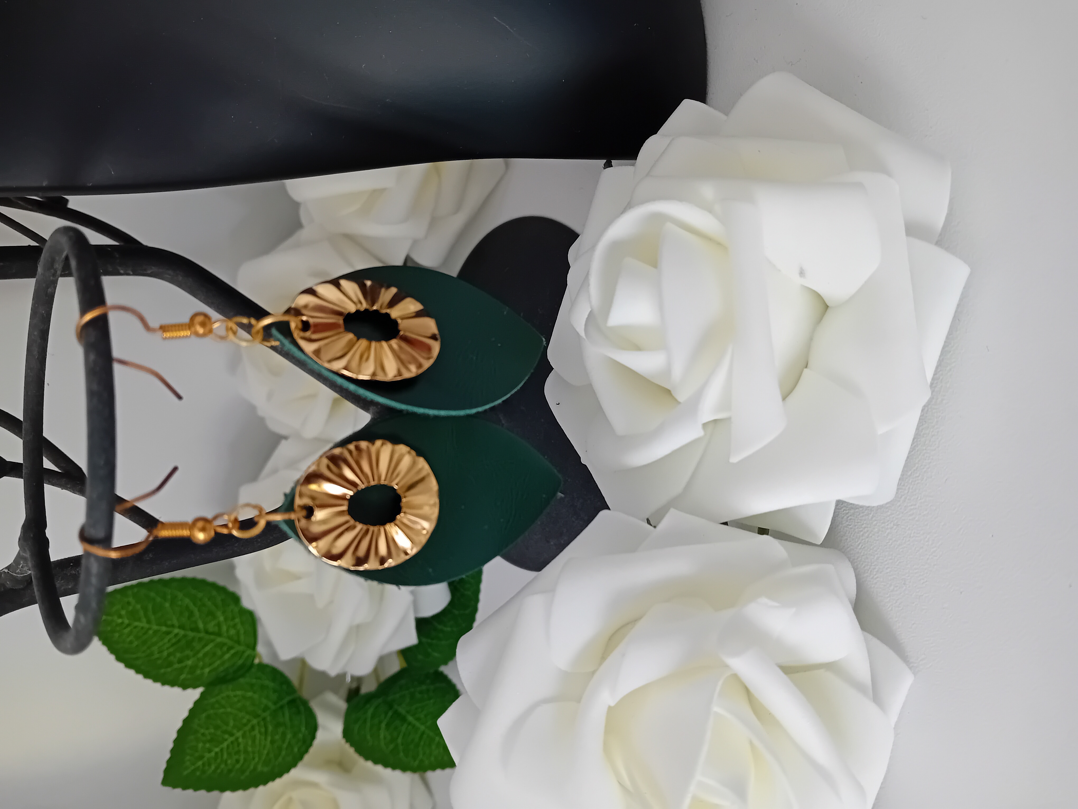 Boucles d'oreilles larme en cuir vert et son anneau martelé doré