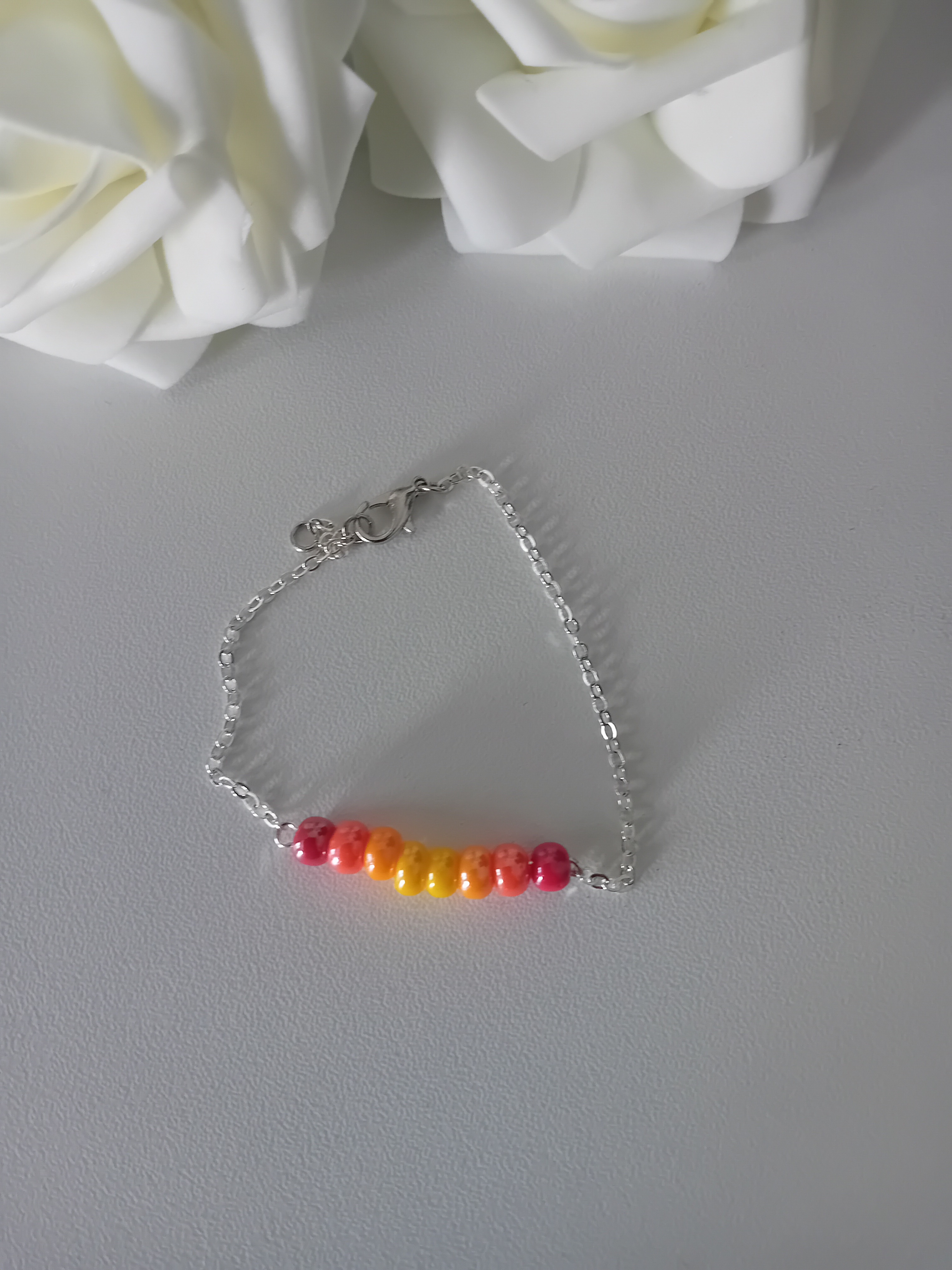 Bracelet en perles colorées ( rouges et jaunes). Bijou artisanal 