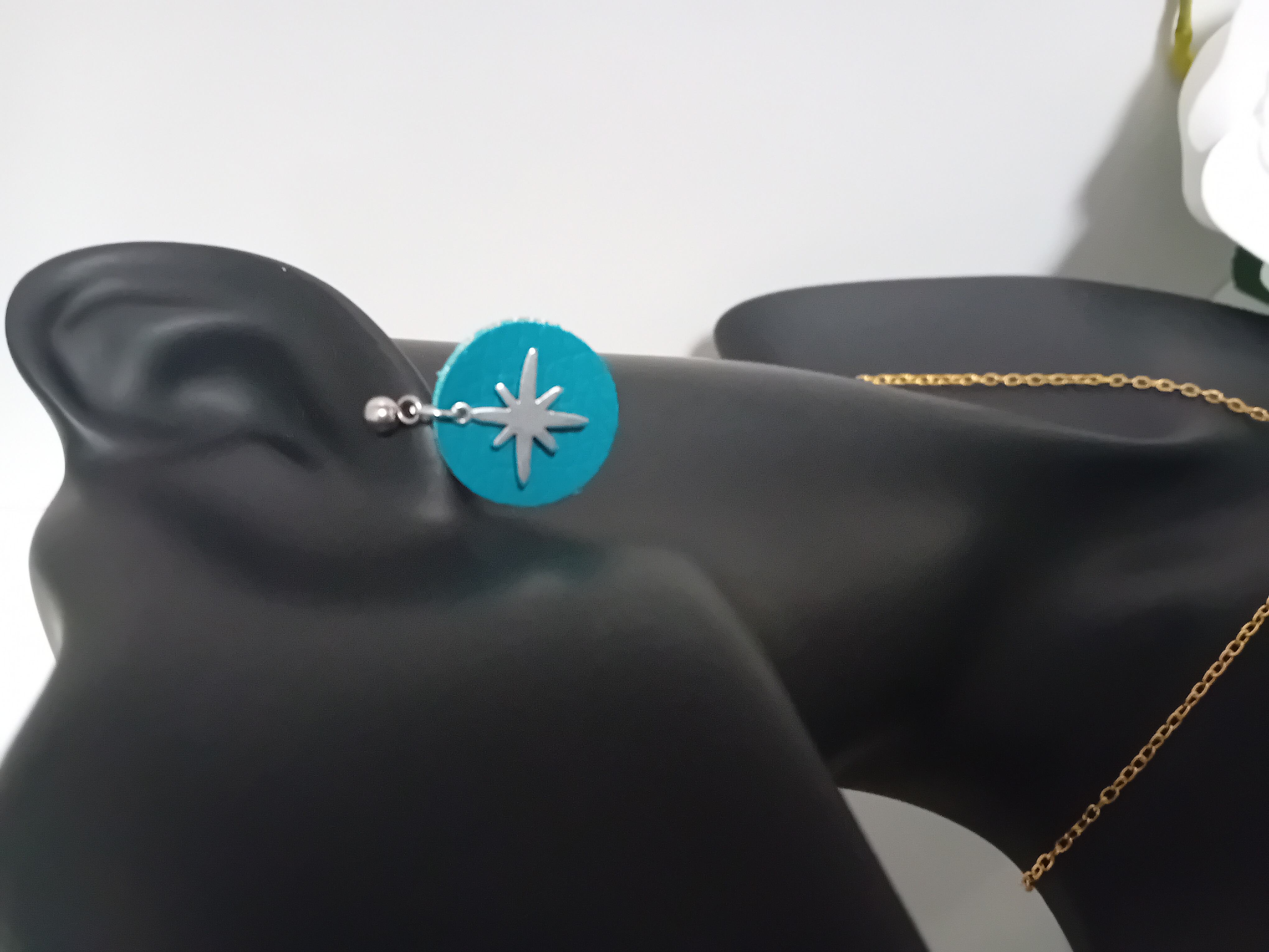 Boucle d'oreille étoile argenté et une élégance moderne en cuir turquoise
