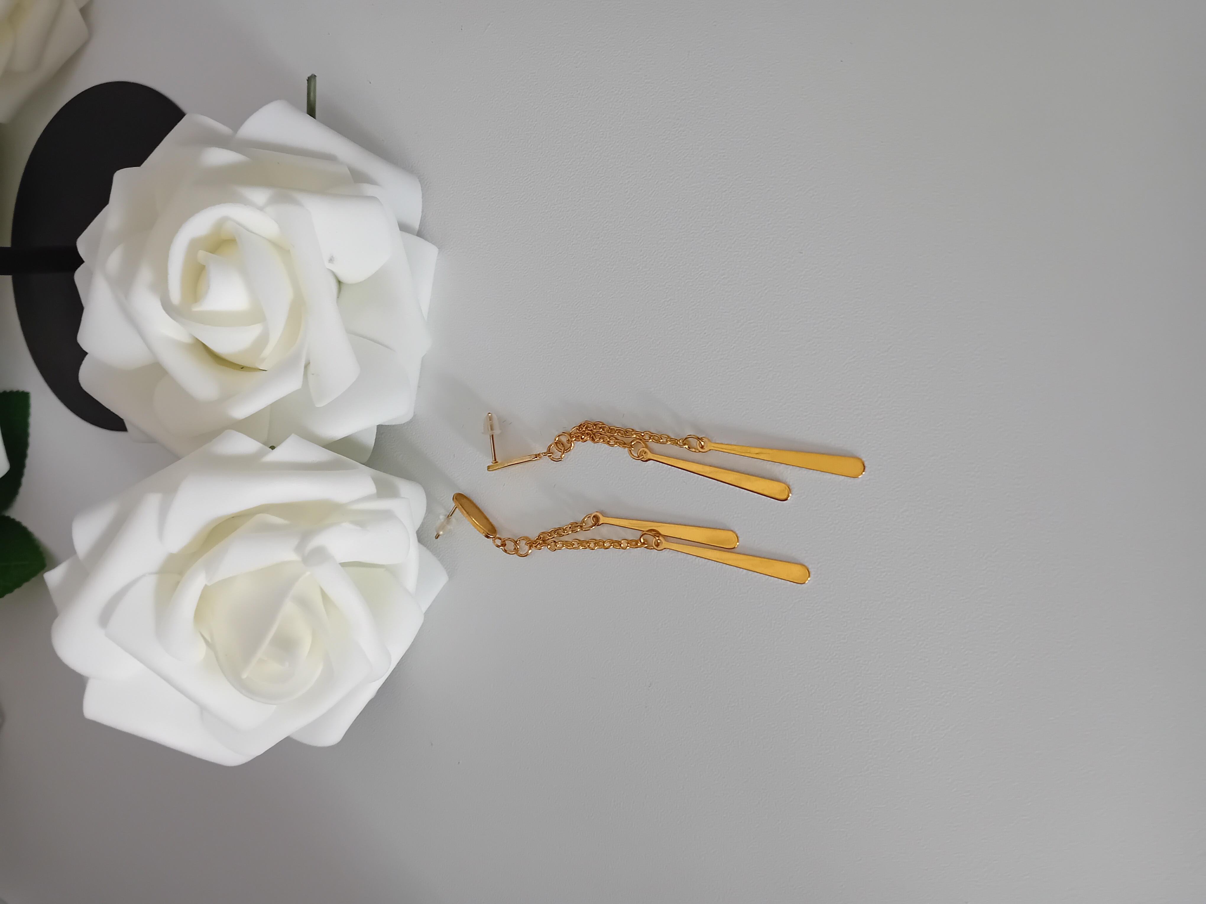 Collier et boucles d'oreilles dorés en forme de gouttes. Elégance intemporelle pour toutes les occasions