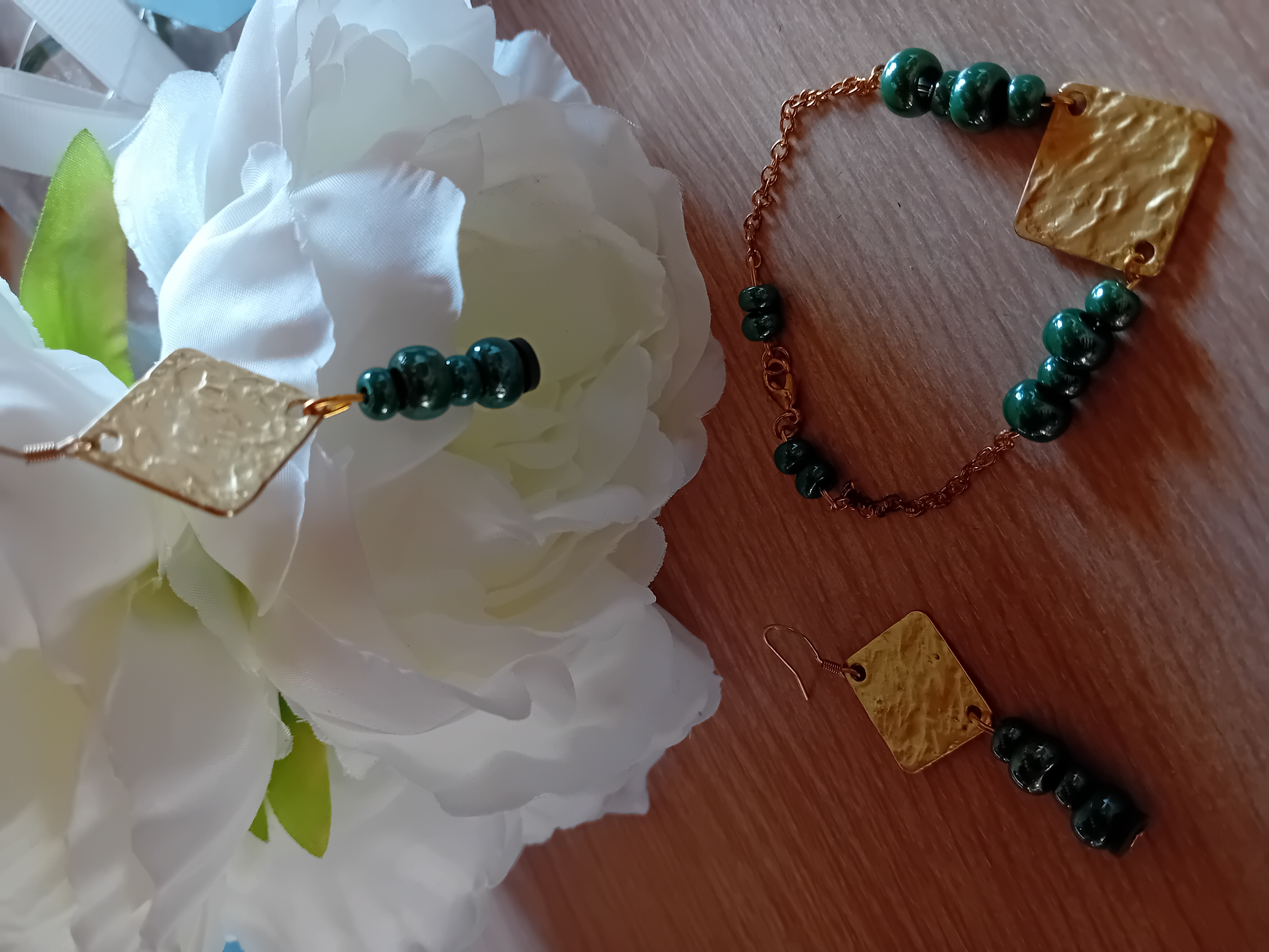 Ensemble boucle d''oreille et bracelet dorés et verts. fait main.  composés de perles et de pièces dorées martelées