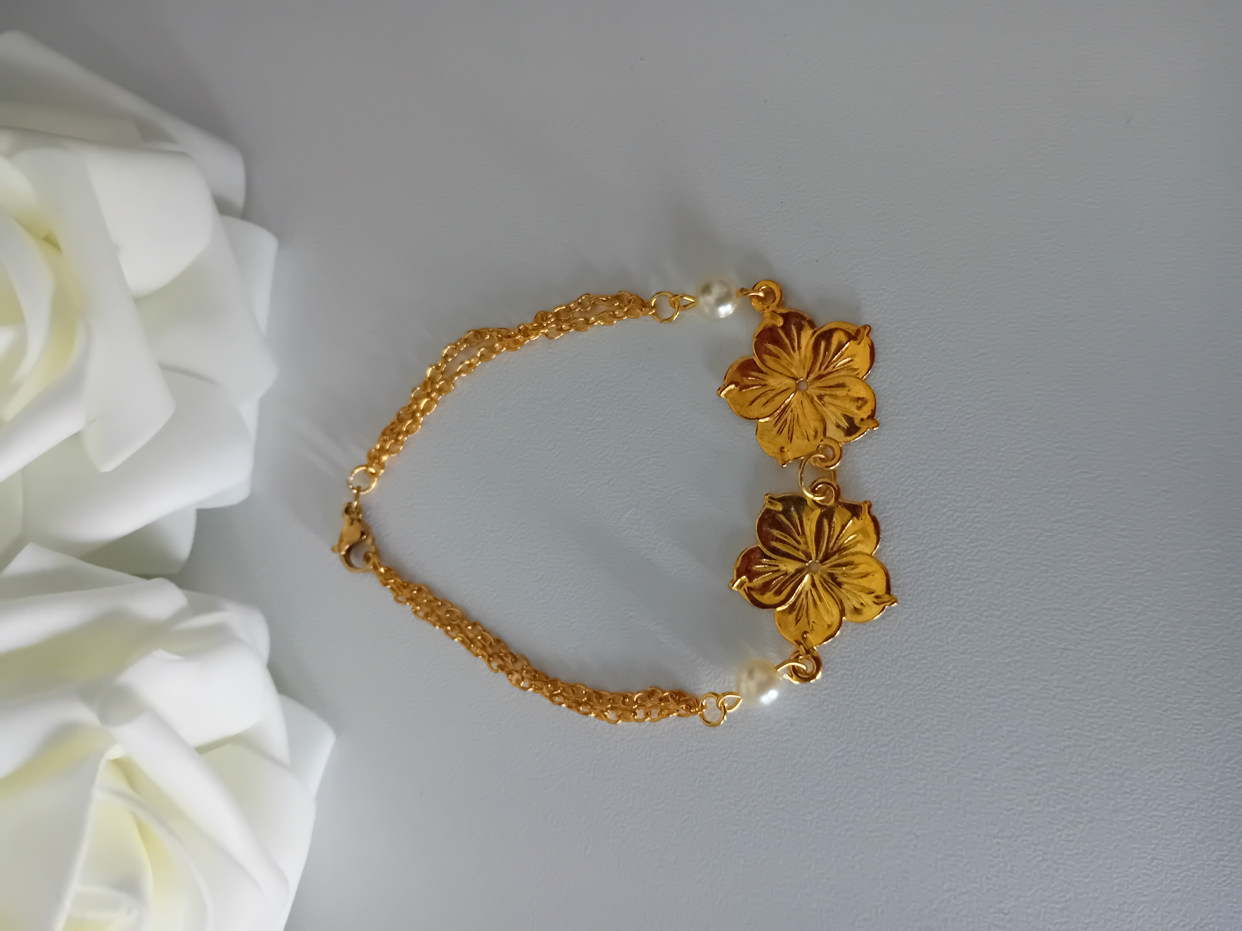 Parure florale dorée et perle. Bijou élégant et raffiné