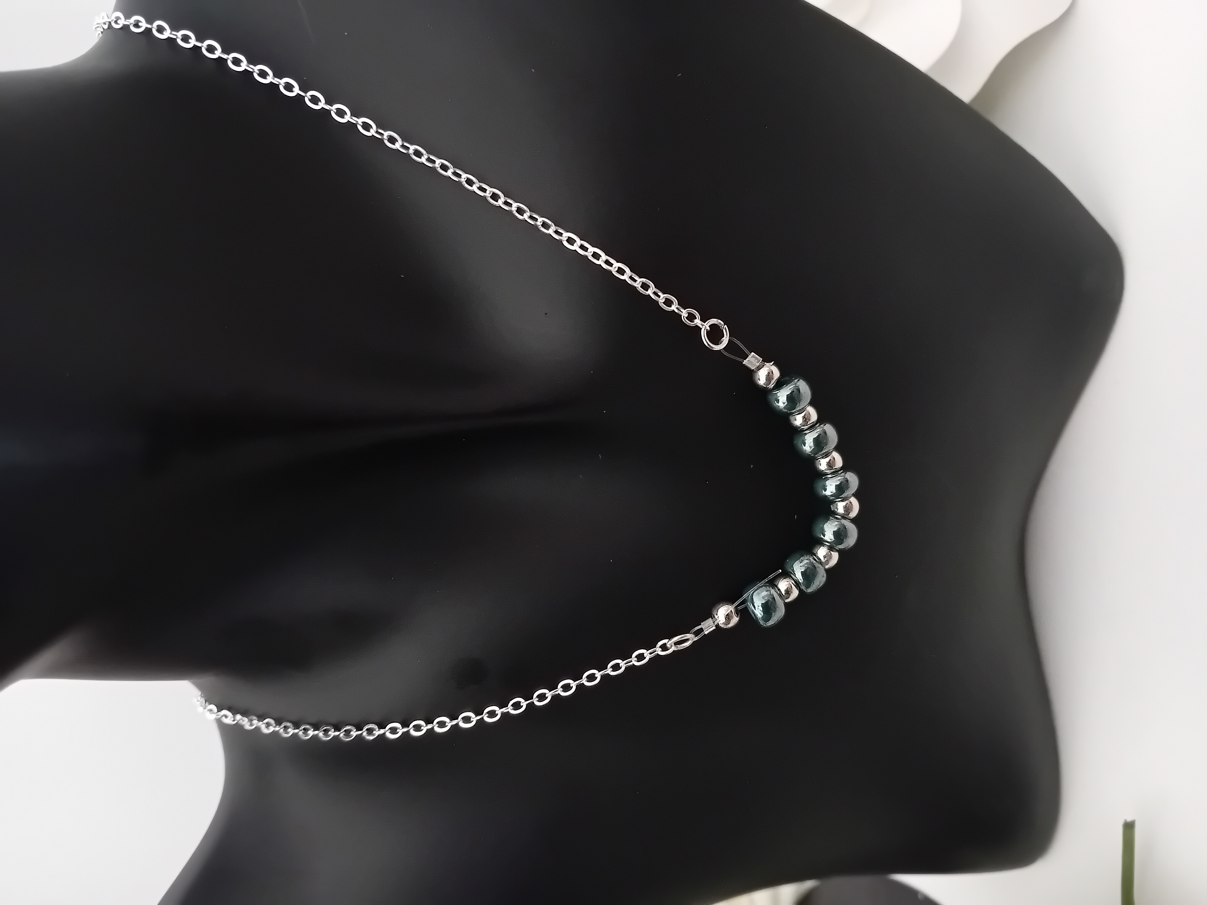 Collier en argent avec perles vert foncées. Elégance moderne et simplicité raffiné.