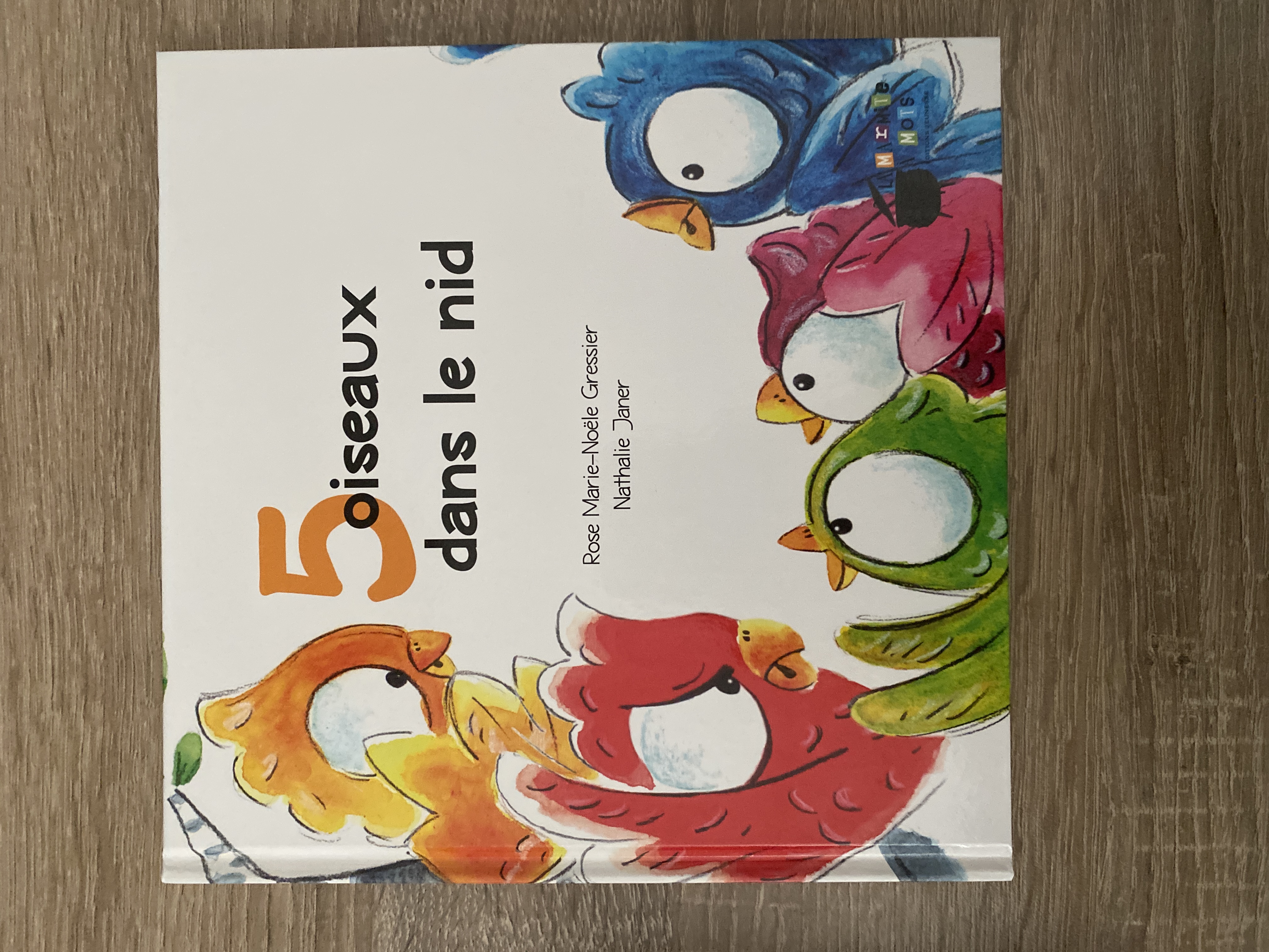 5 oiseaux dans le nid