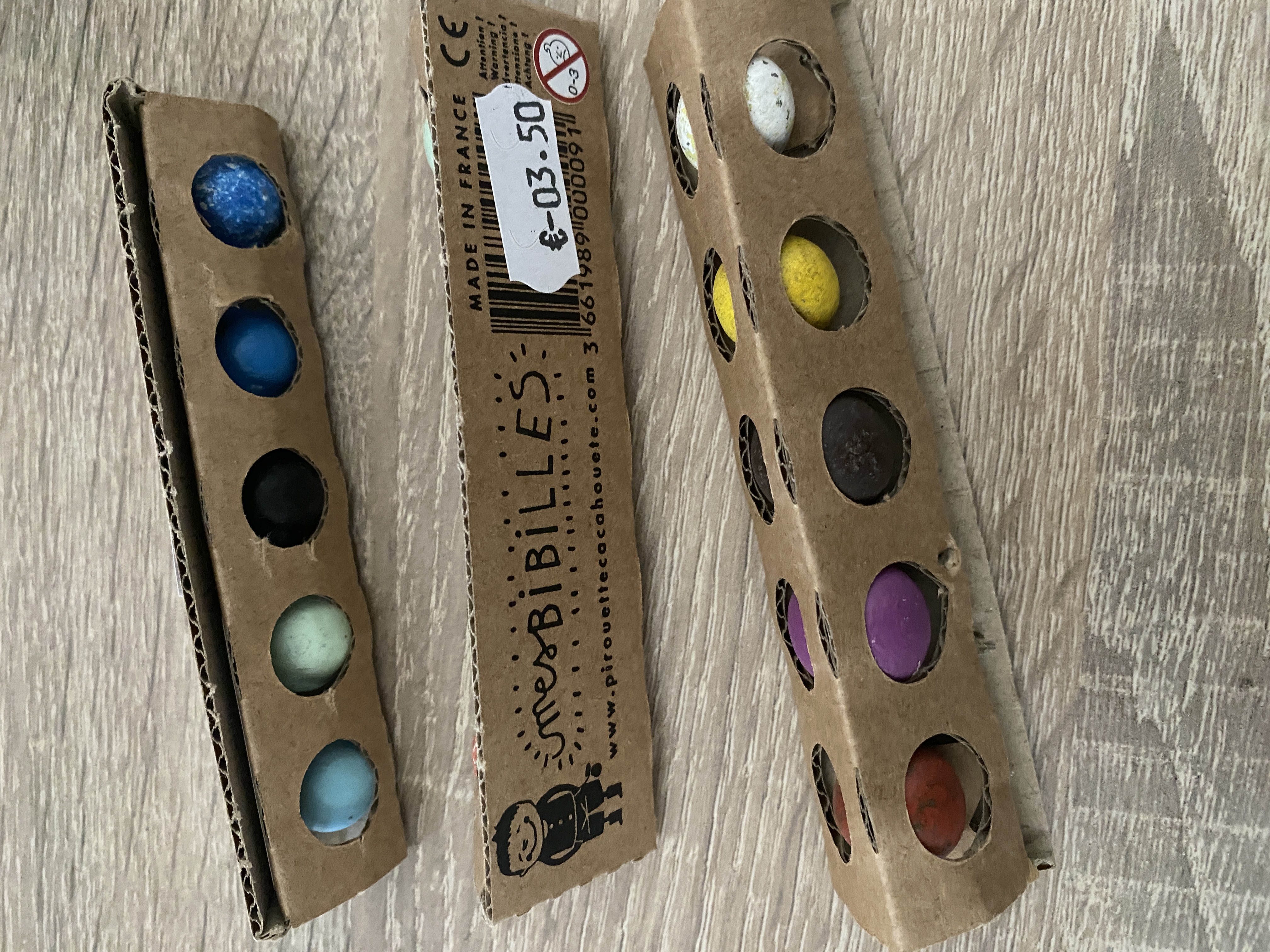 Boîtes de billes colorées