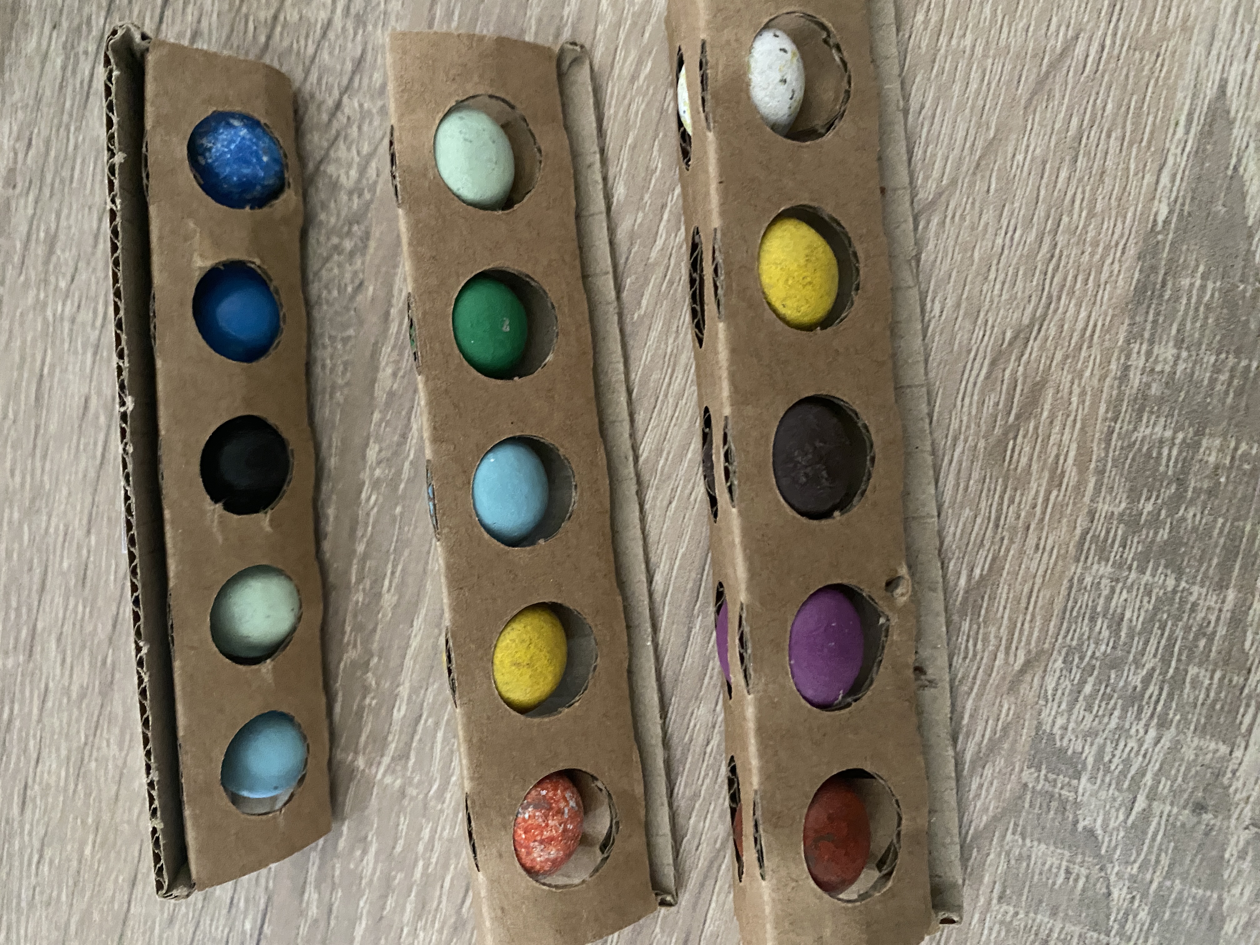 Boîtes de billes colorées