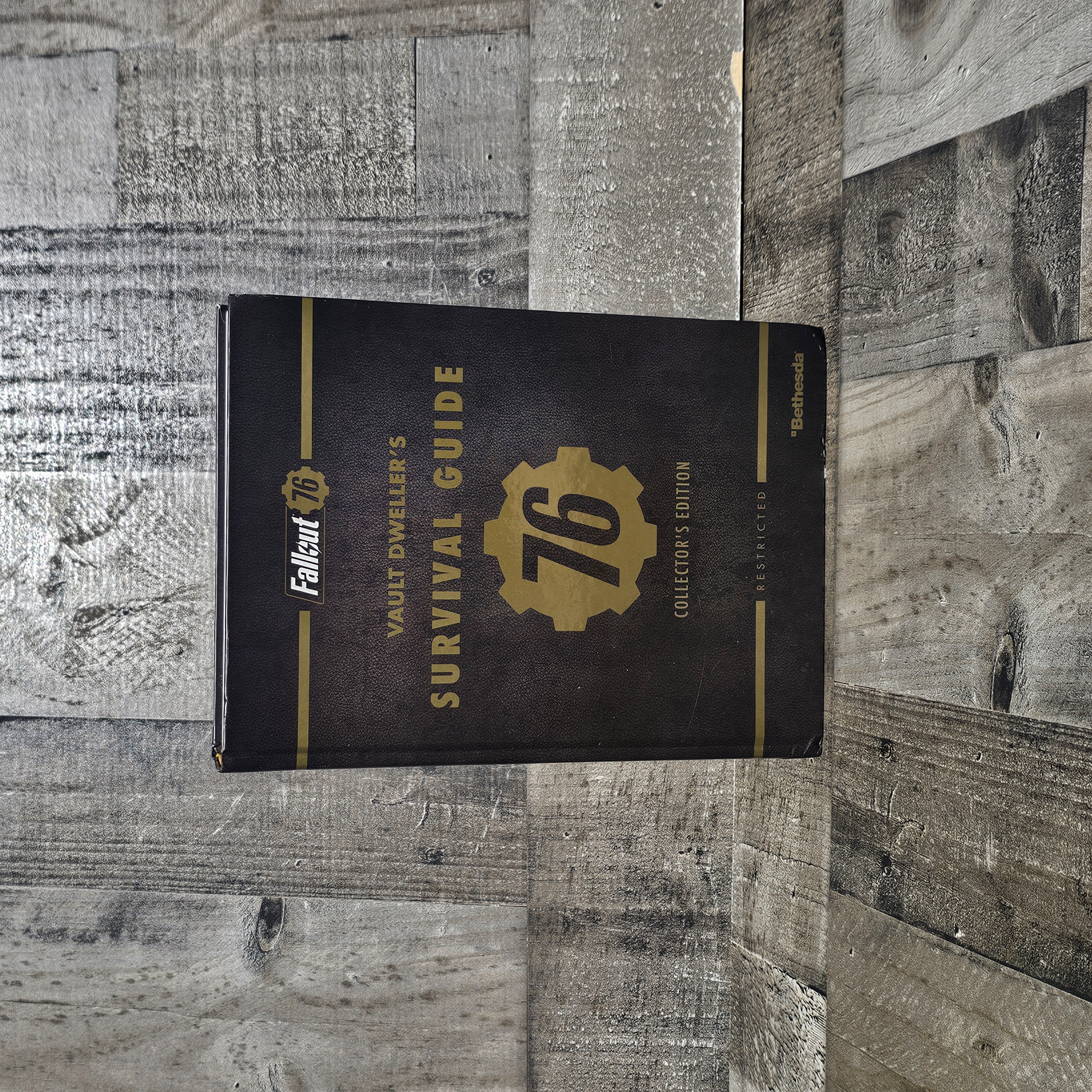 FALLOUT 76 VAULT DWELLER'S SURVIVAL GUIDE COLLECTORS EDITION