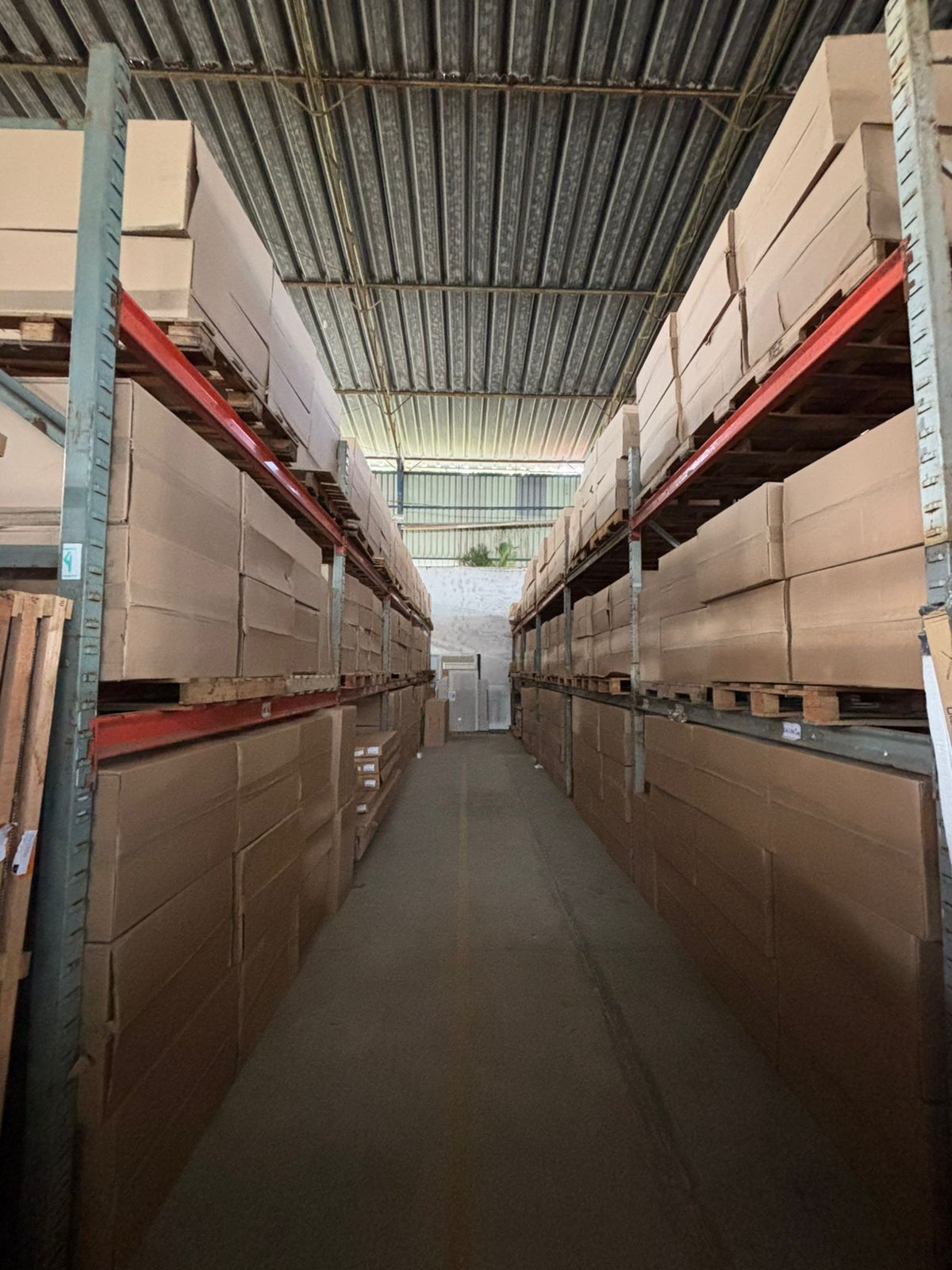 Compre móveis dentro do próprio galpão