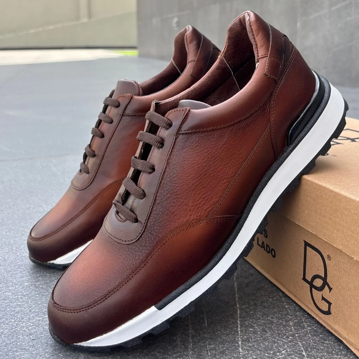 Tenis Café Sombreado