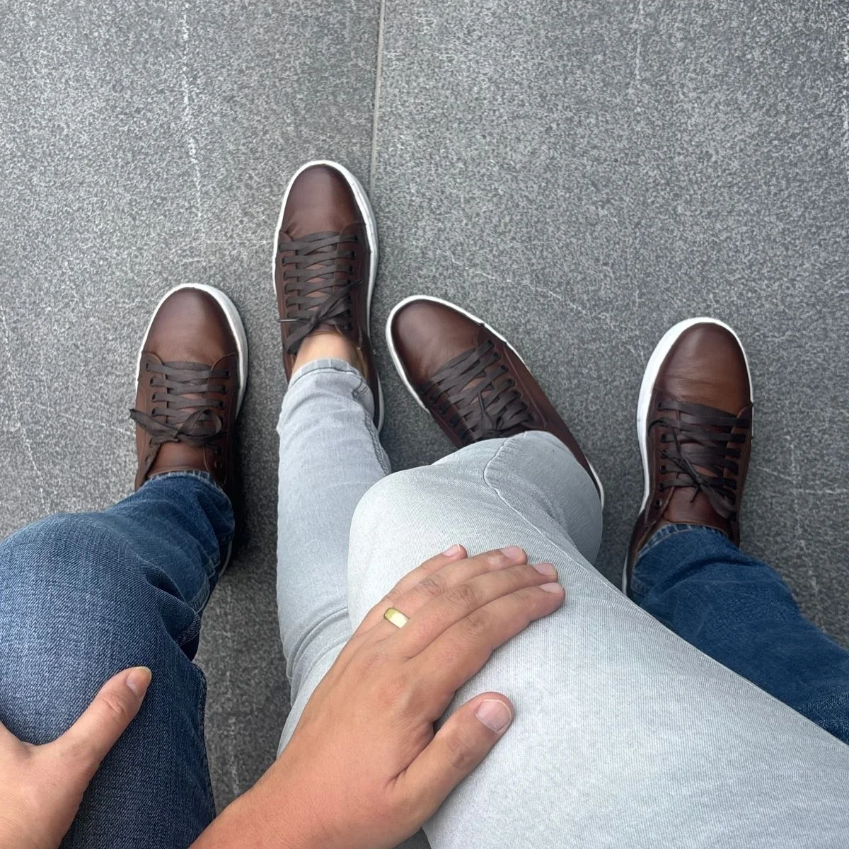 Tenis de piel cafe sombreado, suela cosida 