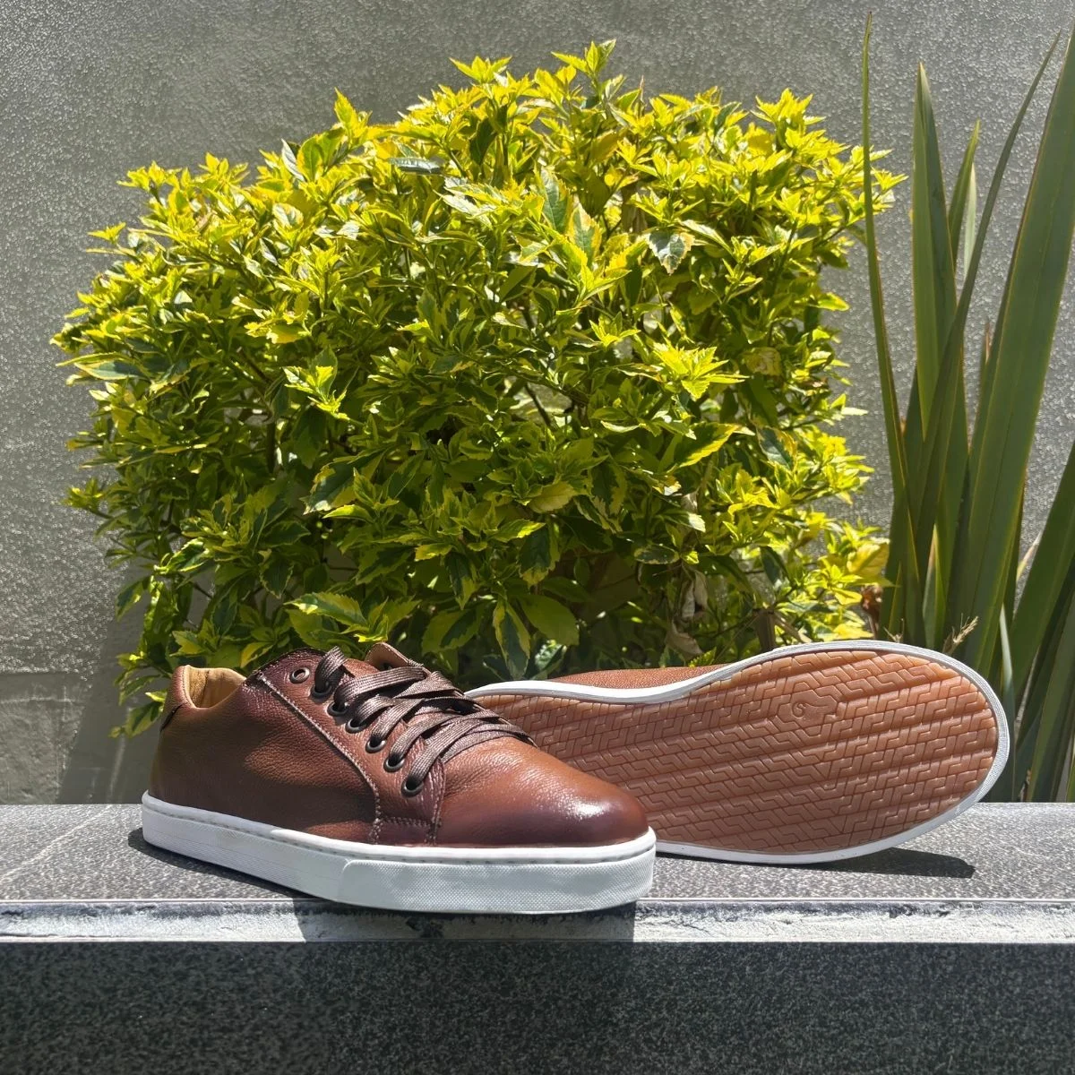 Tenis de piel cafe sombreado, suela cosida 