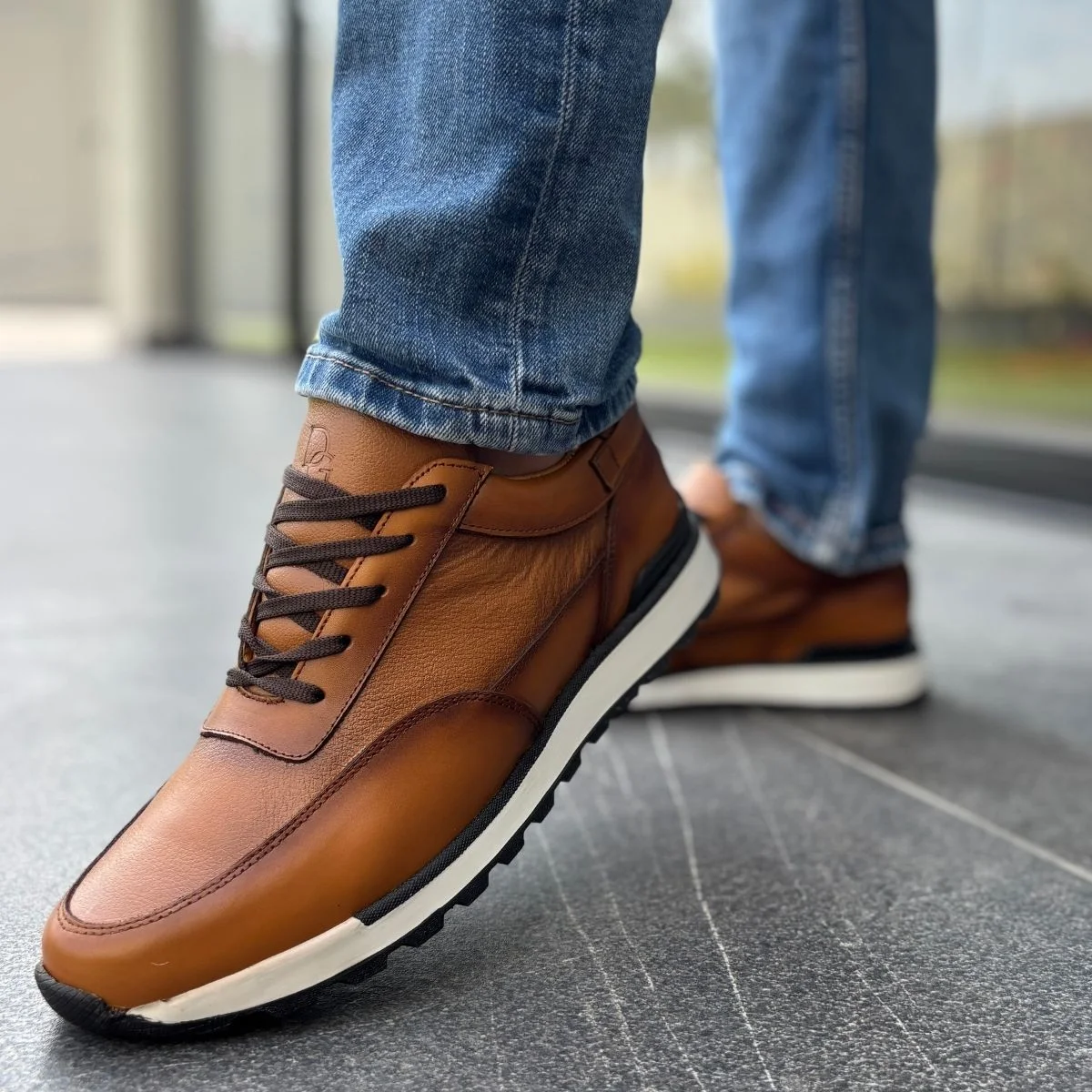 Tenis completamente de piel Miel Sombreado