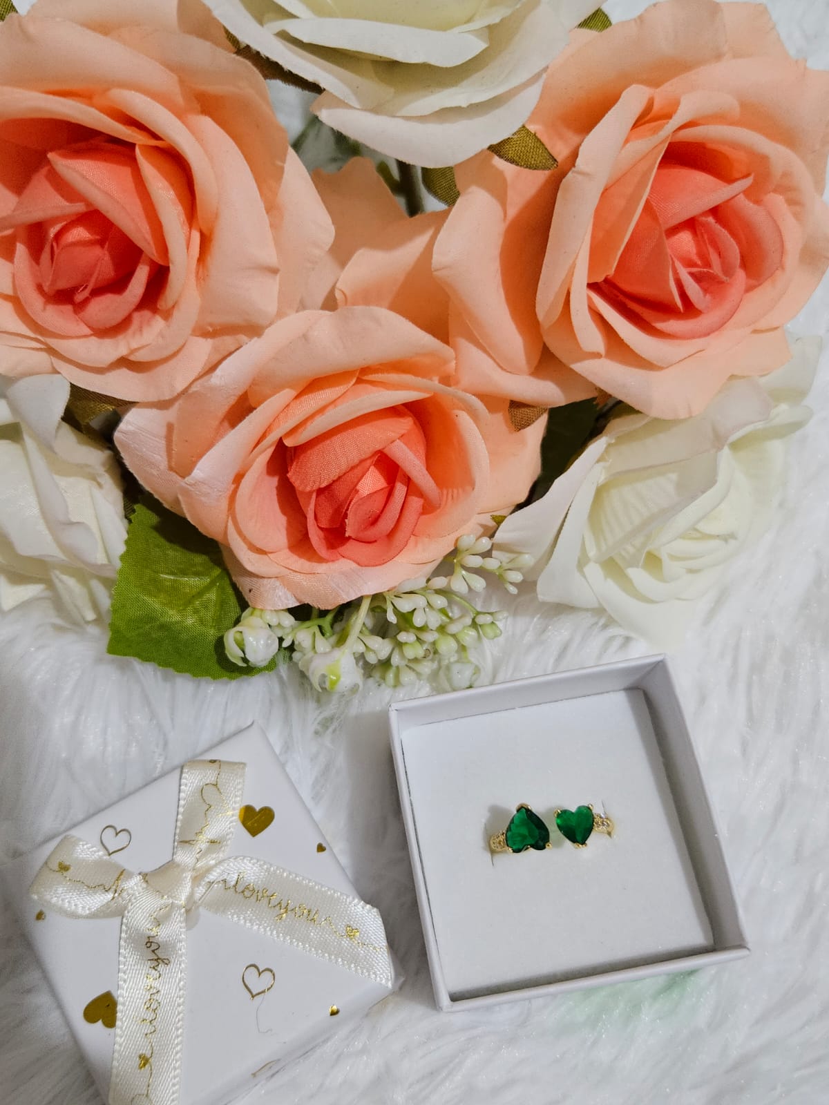 Anillo de corazones verdes
