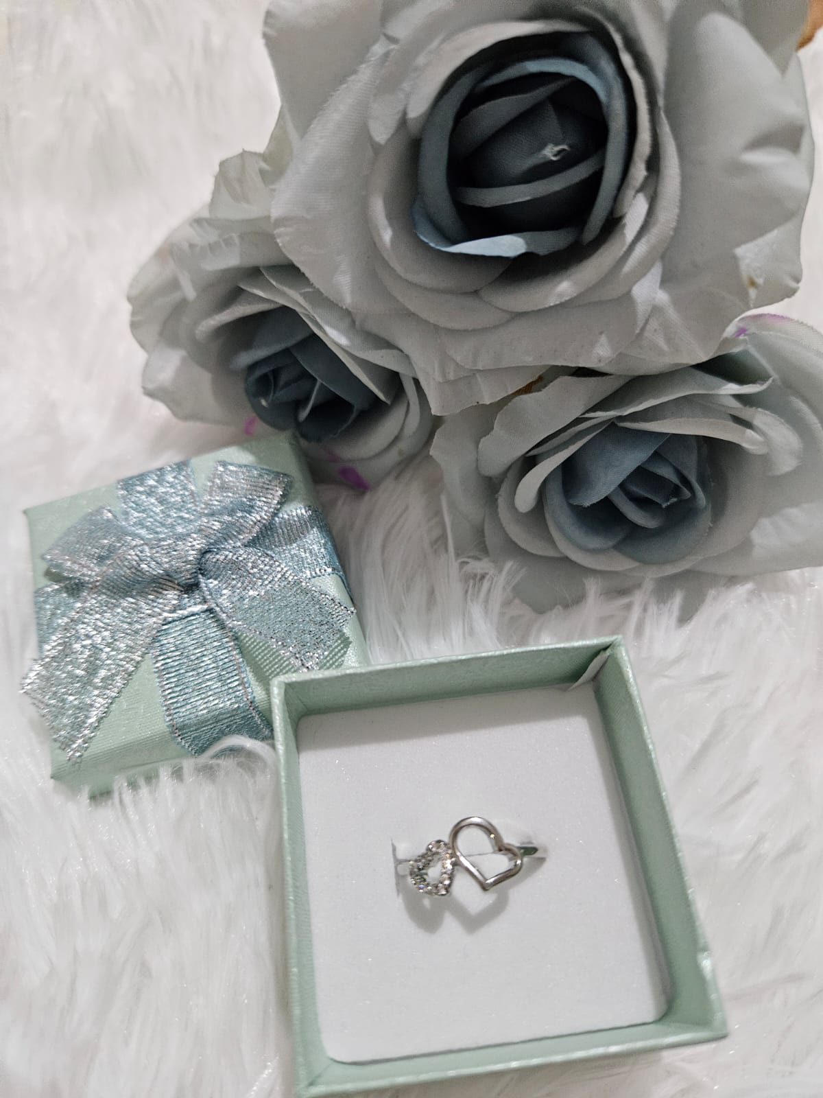 Anillo plateado con forma de corazón