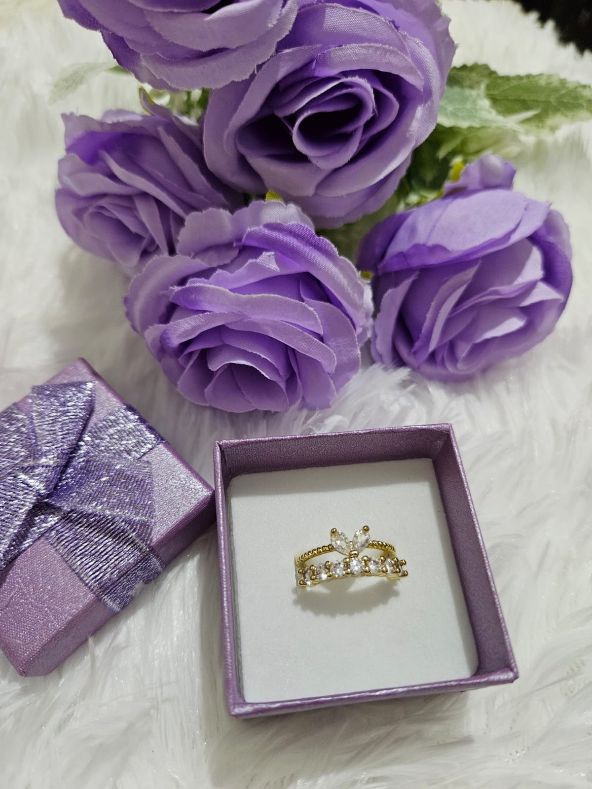 Anillo dorado con cristales