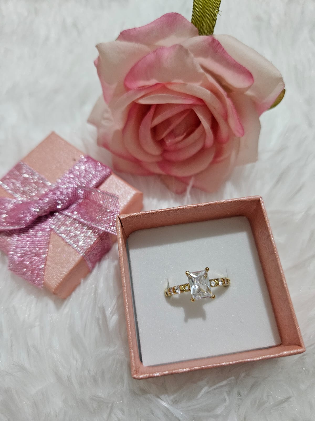 Anillo dorado con piedra cuadrada