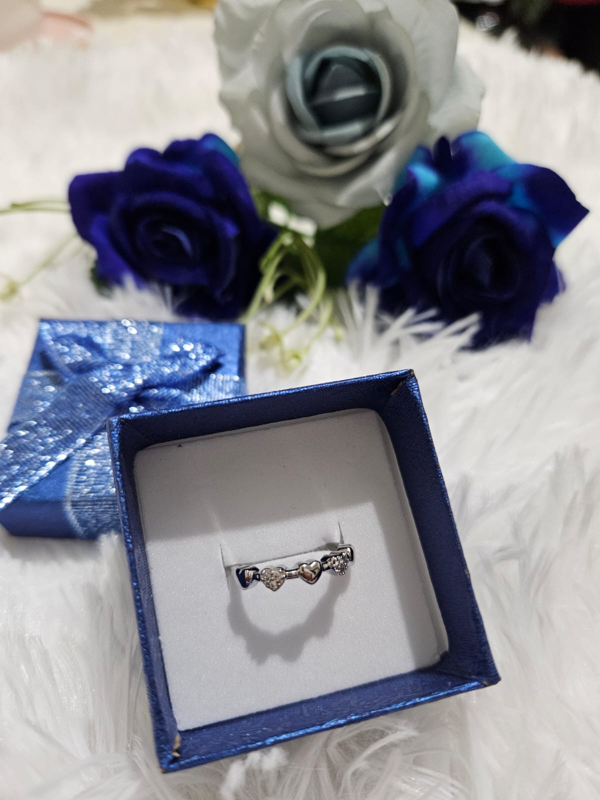 Anillo plateado con corazones