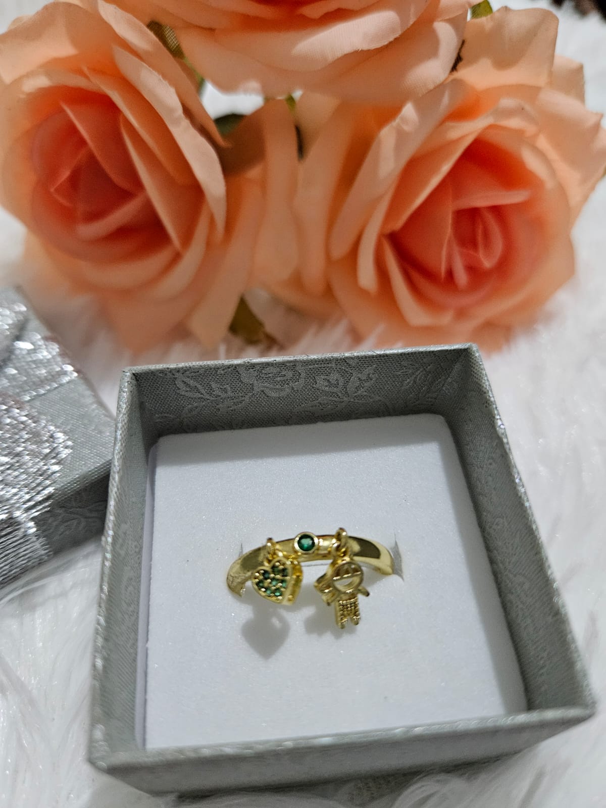Anillo dorado con dijes