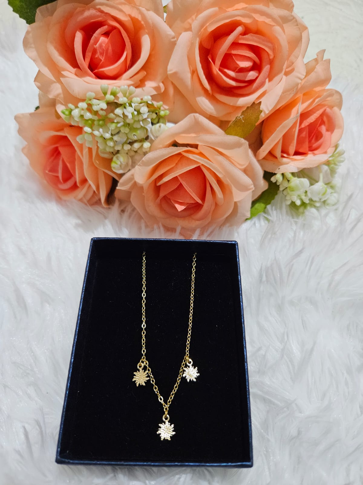 Collar dorado con dijes de sol