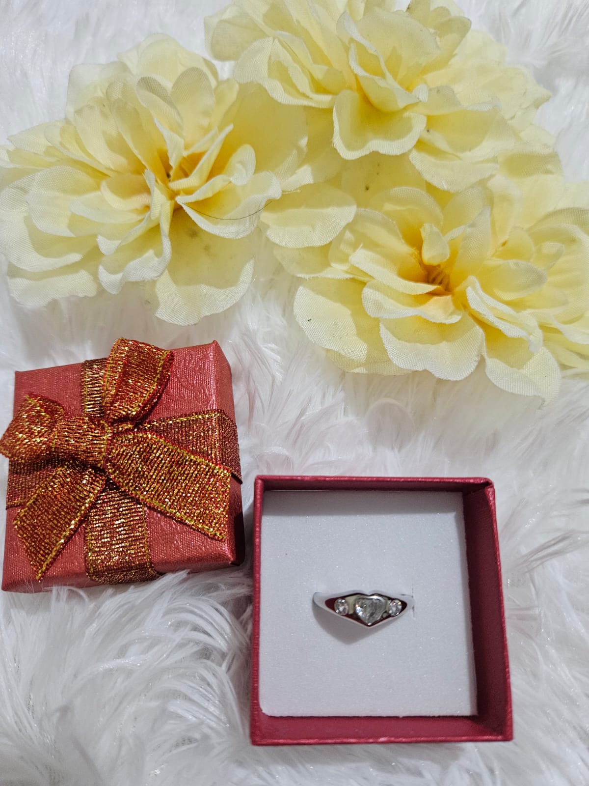 Anillo plateado con corazones