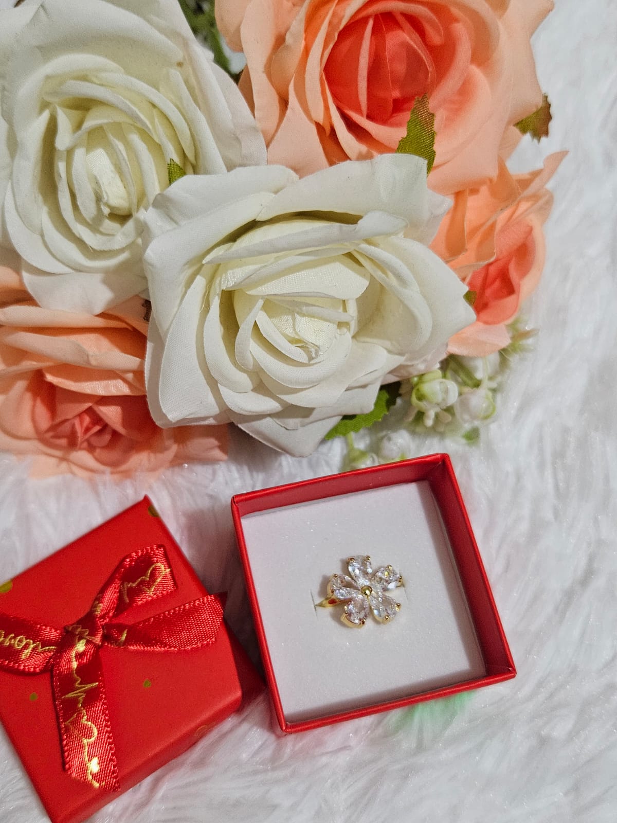 Anillo de flor blanco