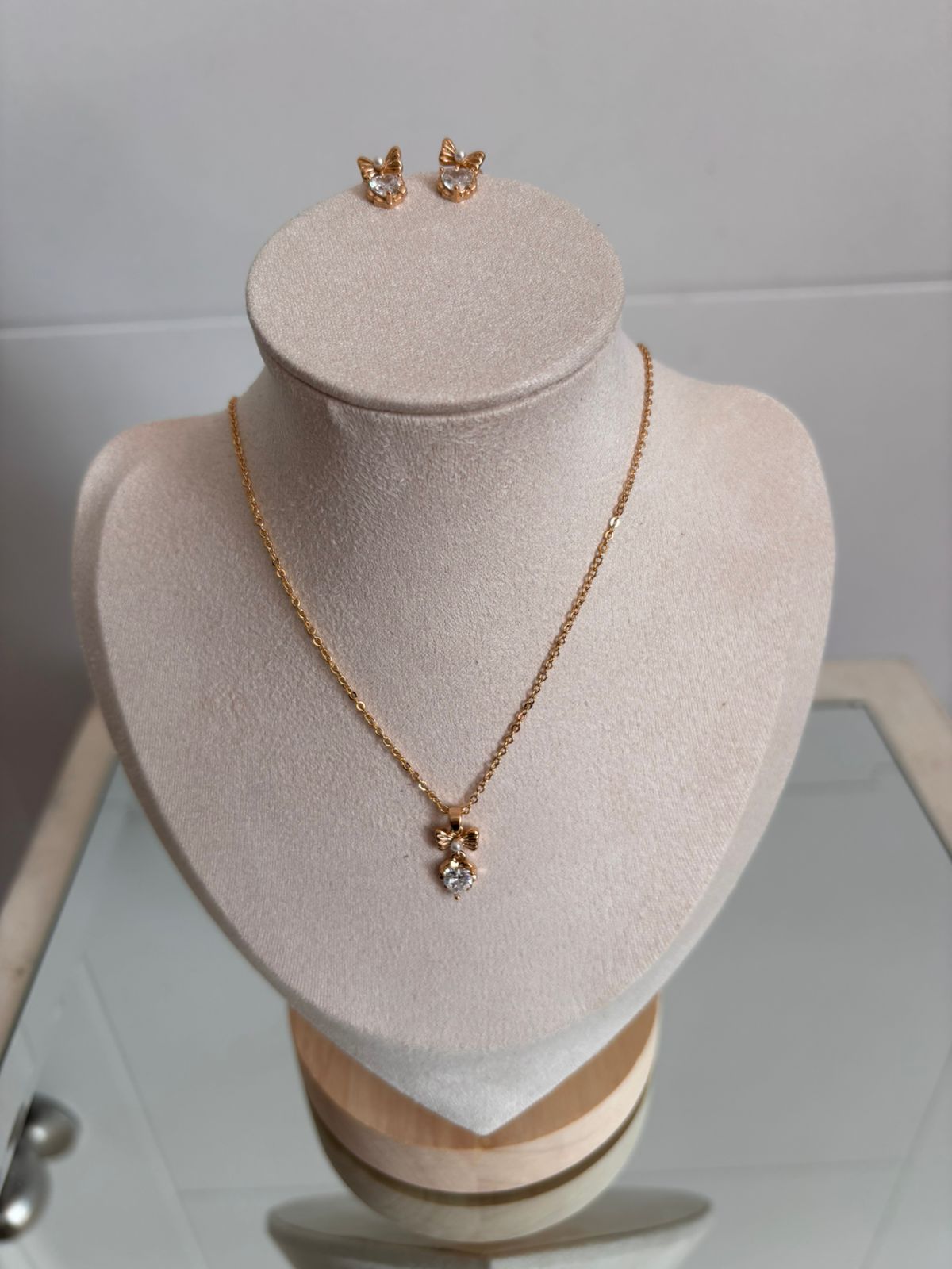 Conjunto de joyería dorada de moño
