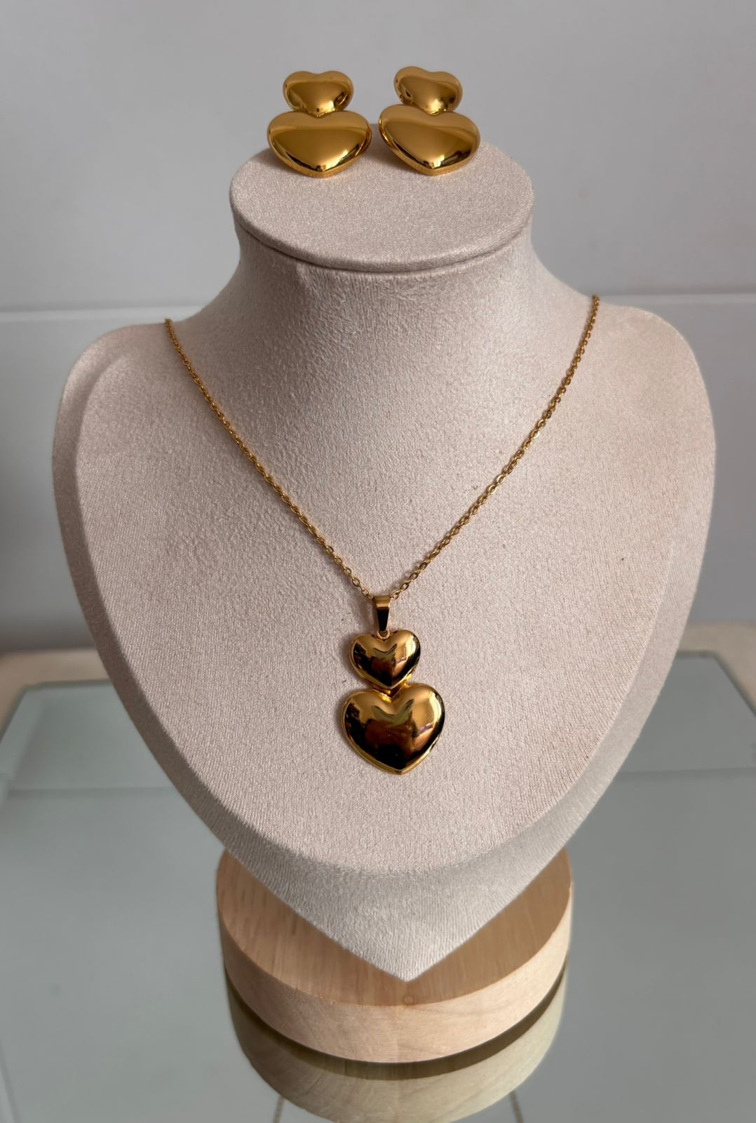 Conjunto de collar y aretes dorados de corazones doble