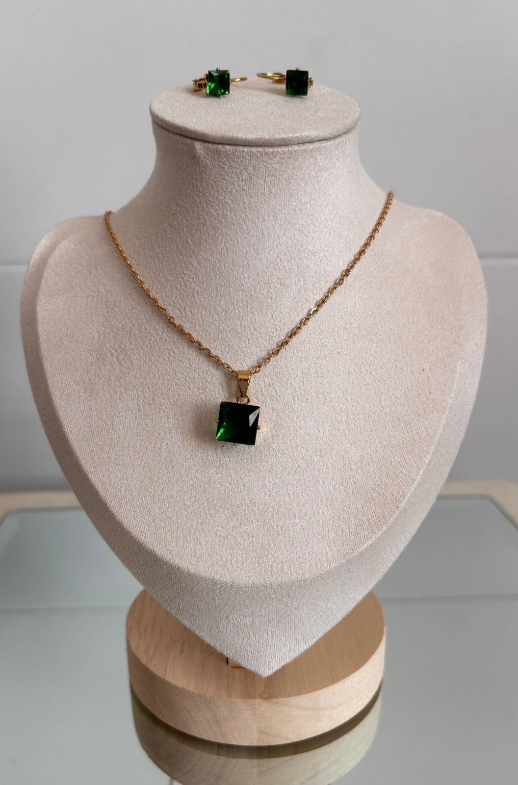 Conjunto de joyería con piedra verde