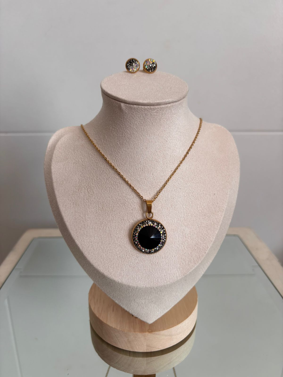 Conjunto de collar y aretes dorados