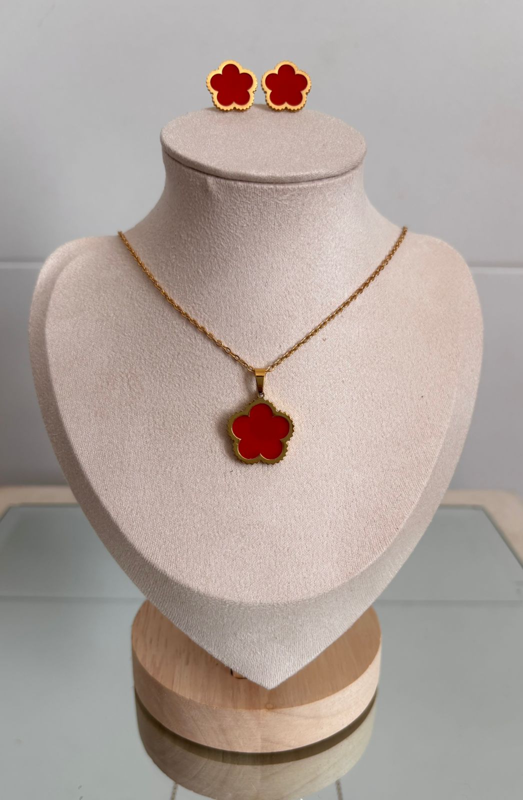 Conjunto de collar y pendientes de trébol rojo