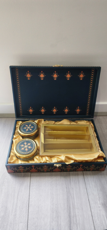  The Floral Trunk - 2 Jars and Chocolate Cavity